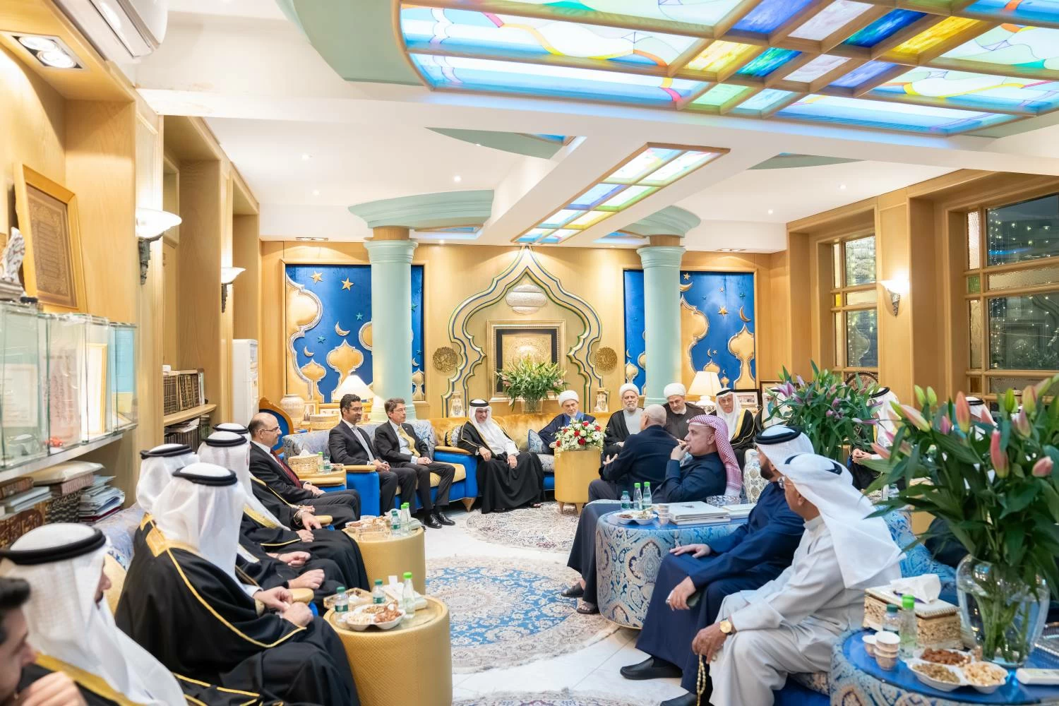 نائب الملك ولي العهد يزور مجالس عائلة العصفور وفيصل جواد والمرحوم علي فخرو