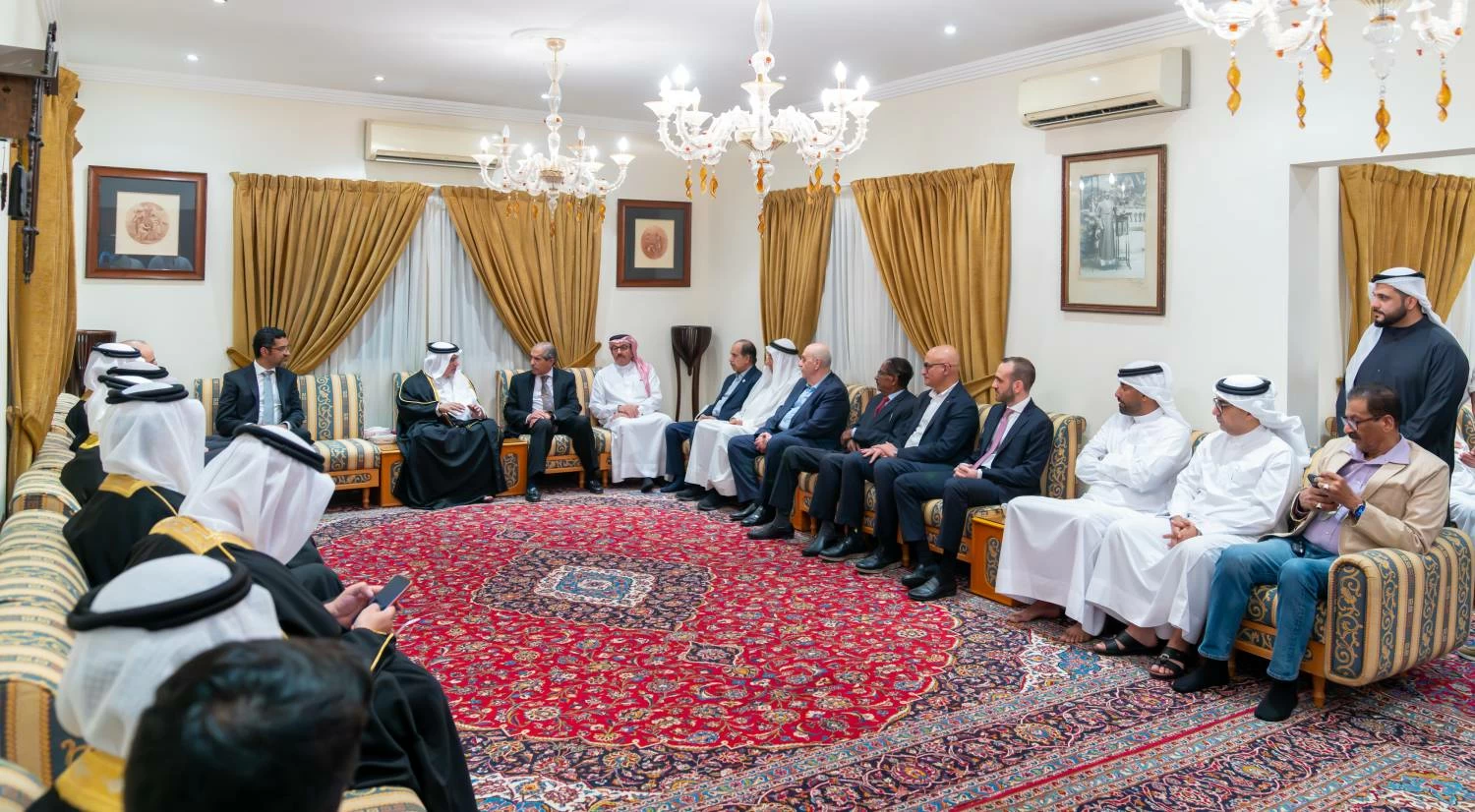 نائب الملك ولي العهد يزور مجالس عائلة العصفور وفيصل جواد والمرحوم علي فخرو