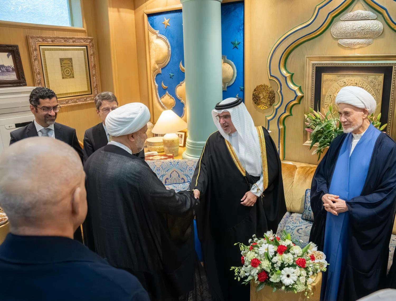 نائب الملك ولي العهد يزور مجالس عائلة العصفور وفيصل جواد والمرحوم علي فخرو