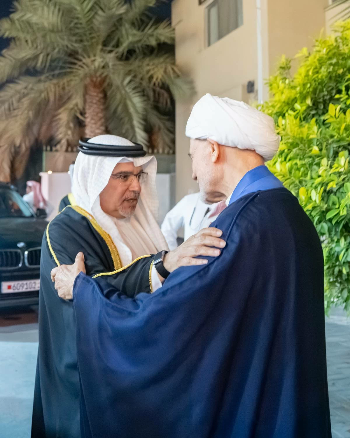 نائب الملك ولي العهد يزور مجالس عائلة العصفور وفيصل جواد والمرحوم علي فخرو