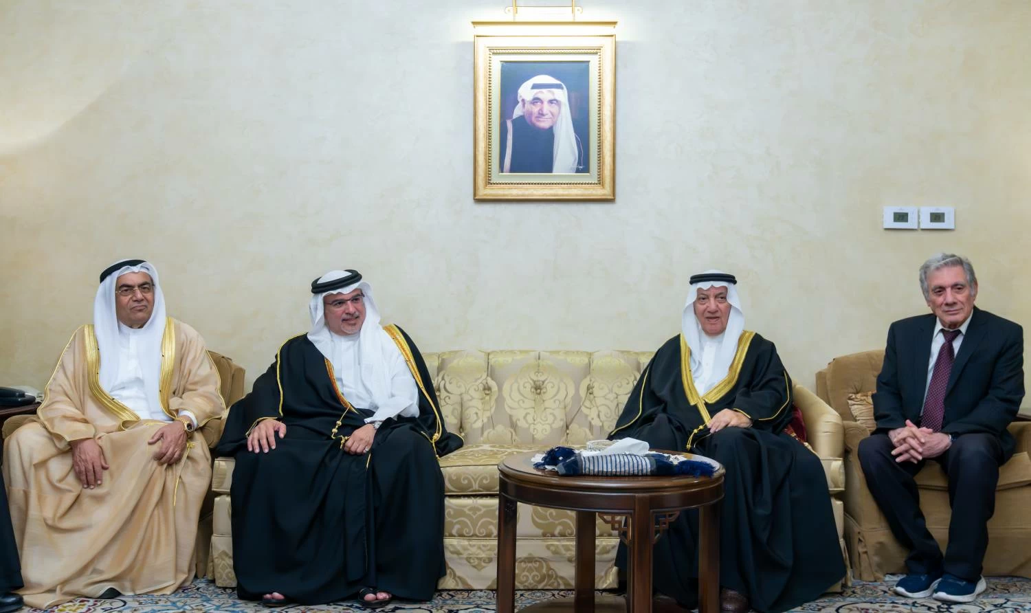 نائب الملك ولي العهد يزور مجالس عائلة العصفور وفيصل جواد والمرحوم علي فخرو