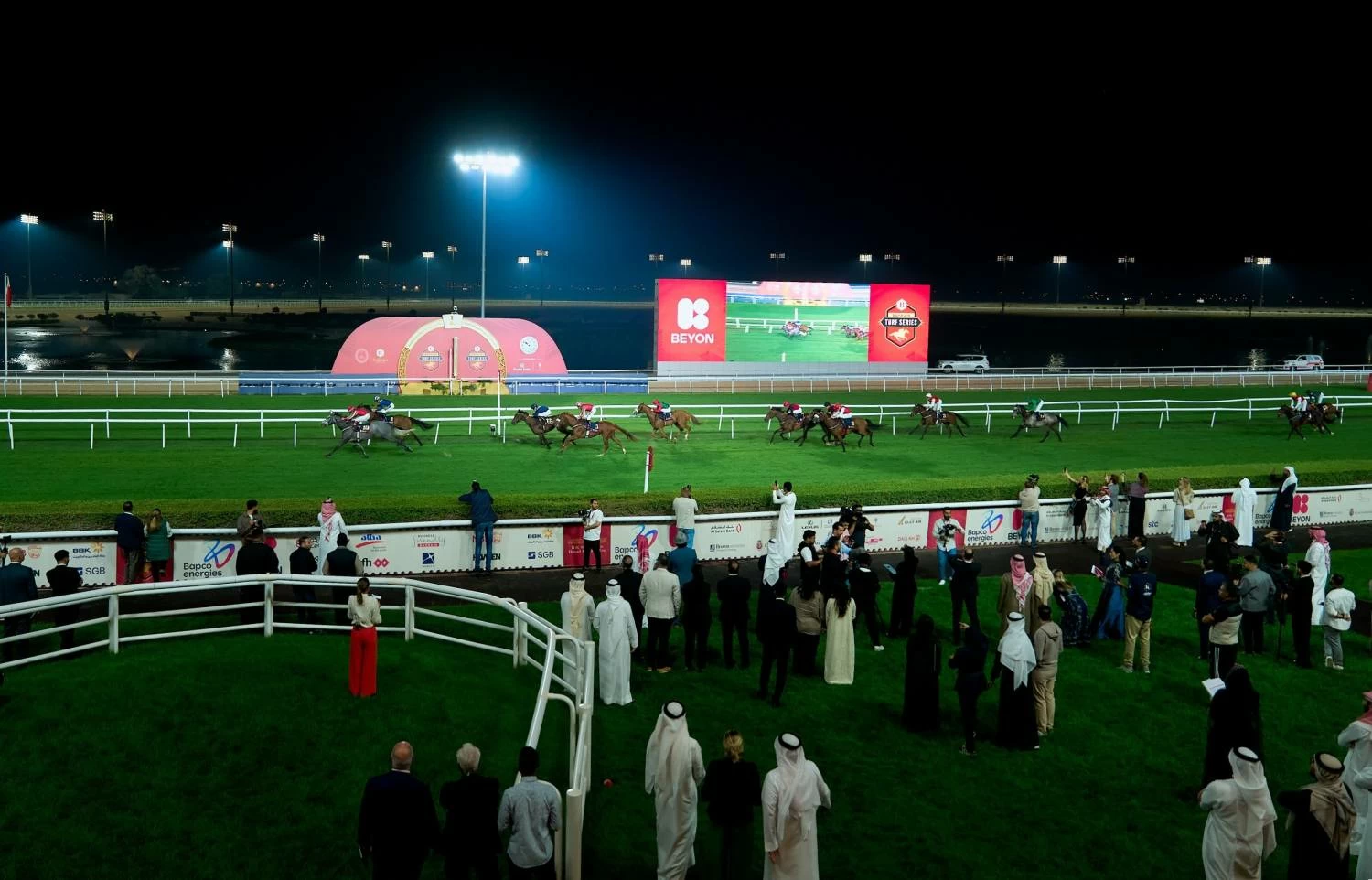 نائب الملك ولي العهد يشهد الجولة الخامسة من بطولة البحرين الدولية للخيل
