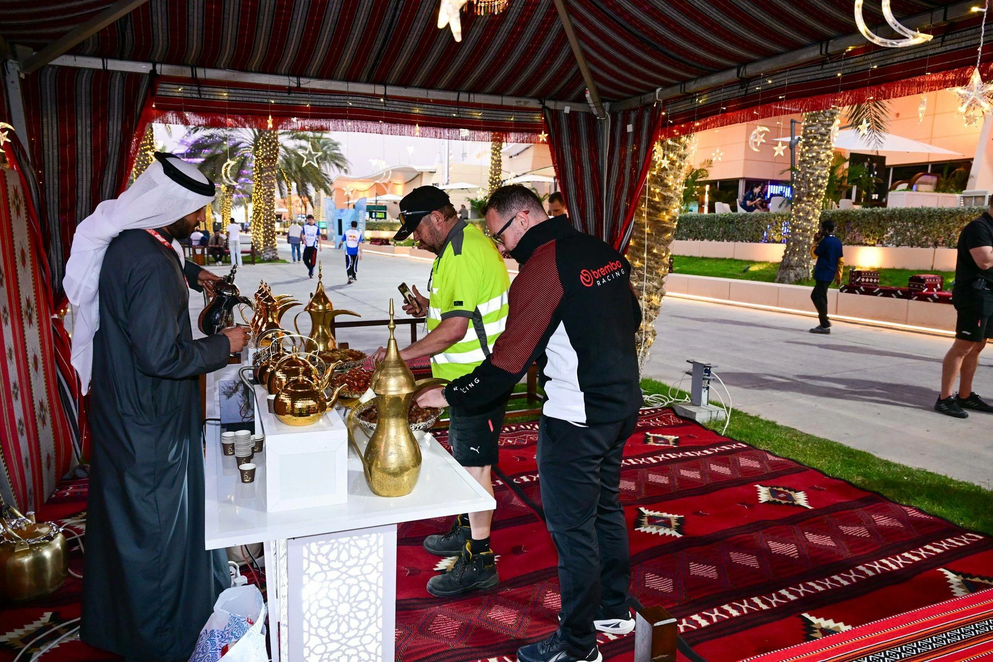 حلبة البحرين تتيح لفرق الفورمولا 1 تجربة أجواء الإفطار في رمضان&nbsp;