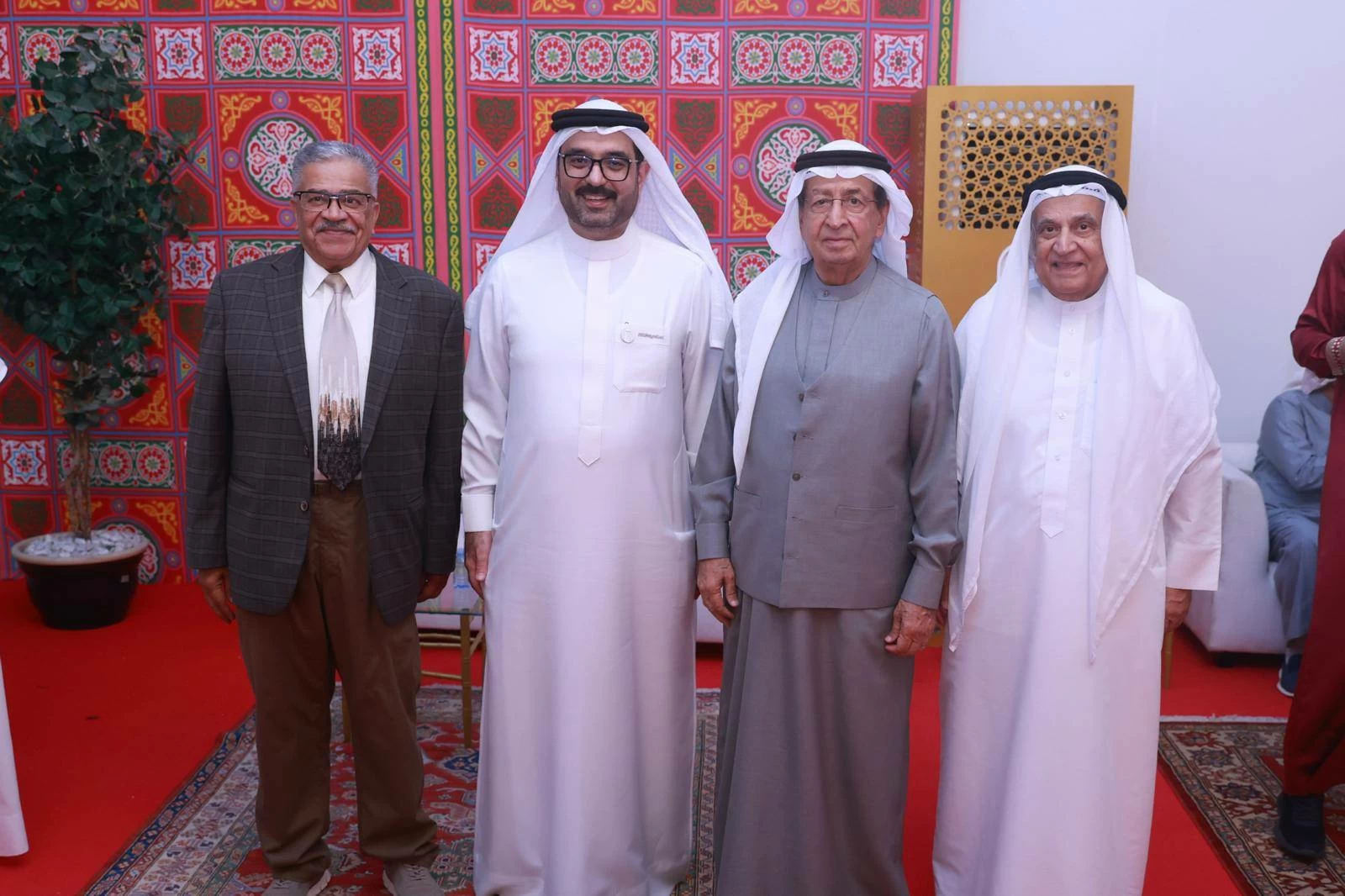 السلوم يستقبل ضيوفه في مجلسه الرمضاني بأبو عشيرة