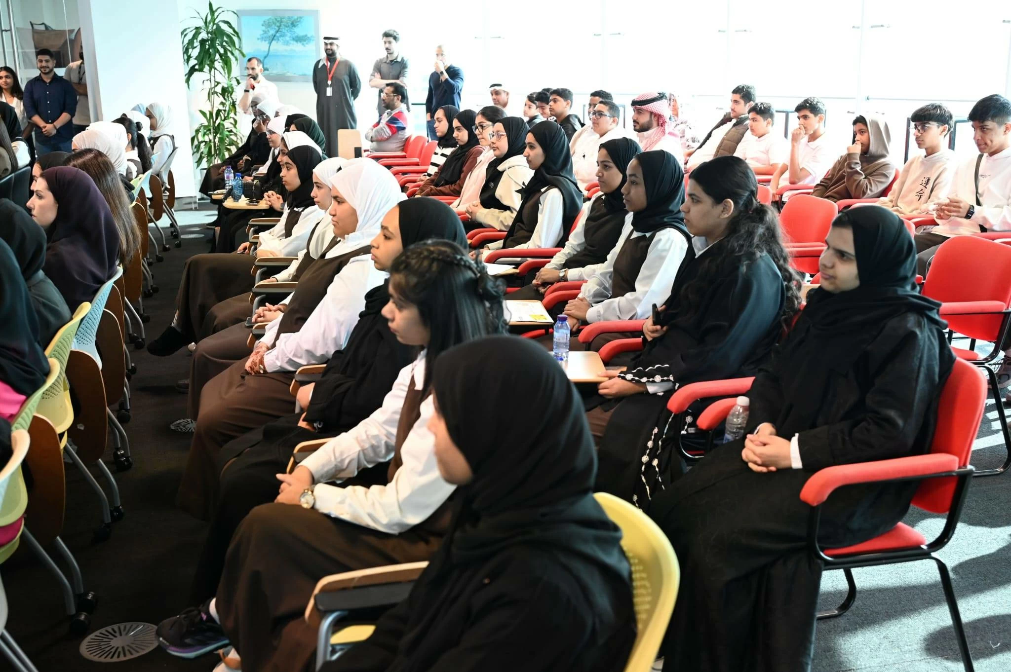 بنك البحرين الوطني يختتم حملة "يلّا نتعلم ونكسب" مع ورشة تدريبية متقدمة لطلبة المدارس