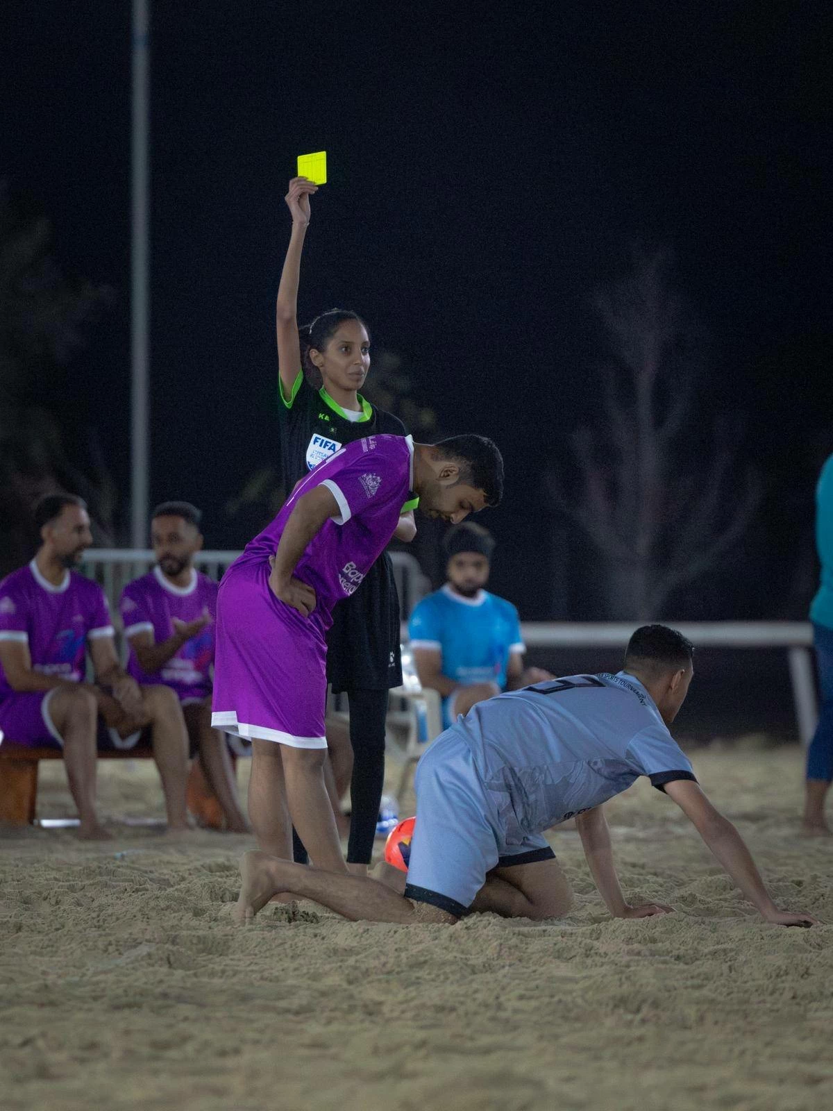 الحكمة أماني العنزي وتميز في إدارة مواجهات كرة القدم الشاطئية