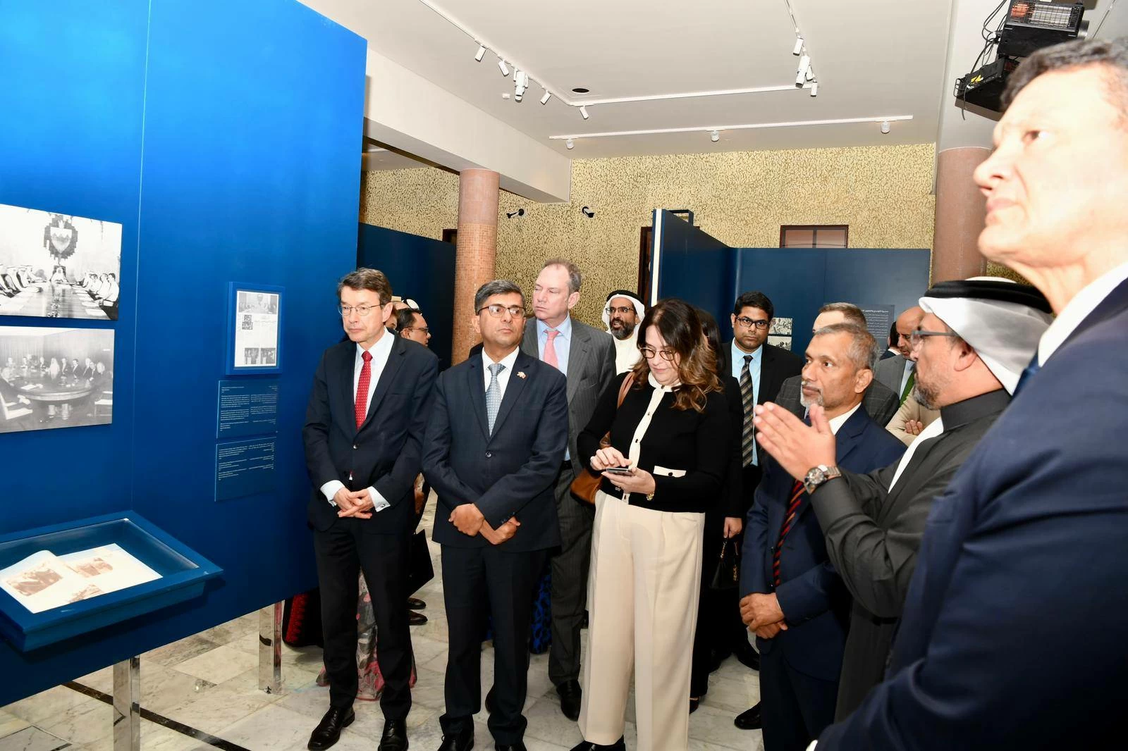 وزير شؤون البلديات والزراعة يستضيف سفراء الدول الصديقة في مملكة البحرين لزيارة مبنى بلدية المنامة والمعرض البلدي