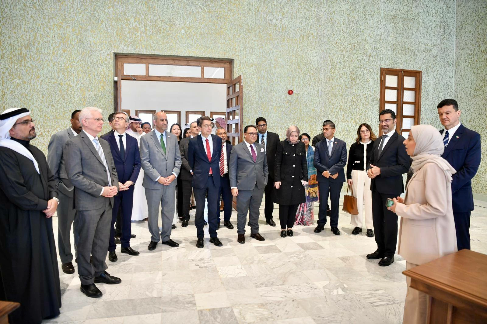 وزير شؤون البلديات والزراعة يستضيف سفراء الدول الصديقة في مملكة البحرين لزيارة مبنى بلدية المنامة والمعرض البلدي