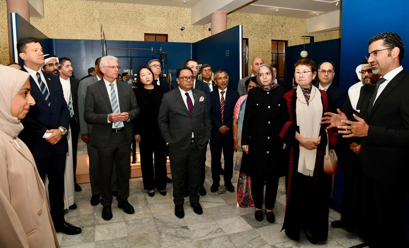 وزير شؤون البلديات والزراعة يستضيف سفراء الدول الصديقة في مملكة البحرين لزيارة مبنى بلدية المنامة والمعرض البلدي