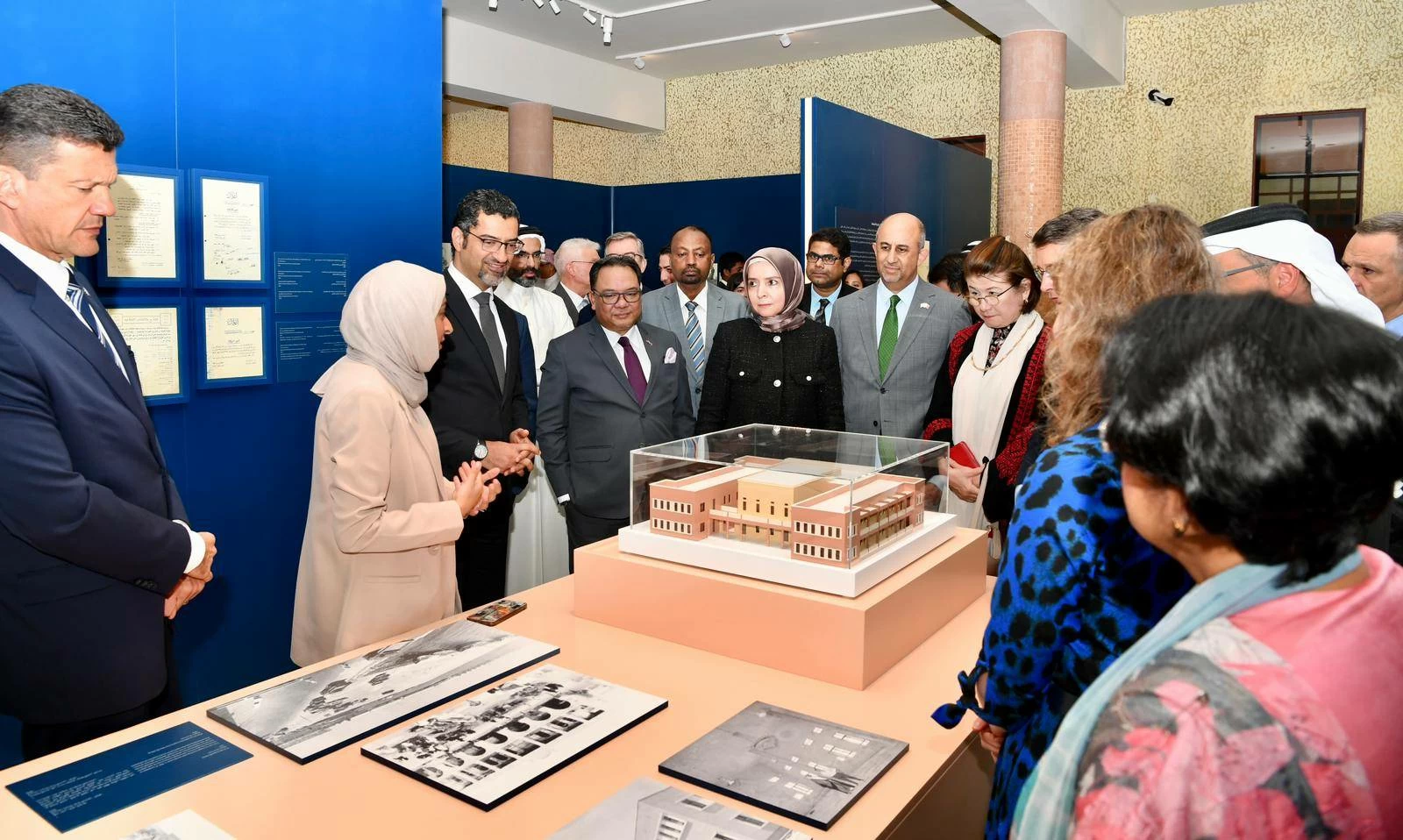 وزير شؤون البلديات والزراعة يستضيف سفراء الدول الصديقة في مملكة البحرين لزيارة مبنى بلدية المنامة والمعرض البلدي