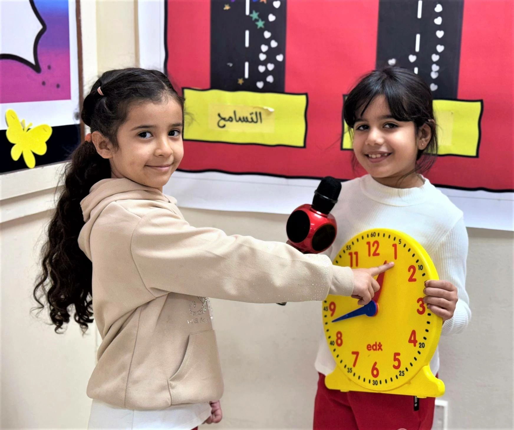 (جمانة) تساعد صديقتها (نبراس) على تجاوز صعوبة السمع