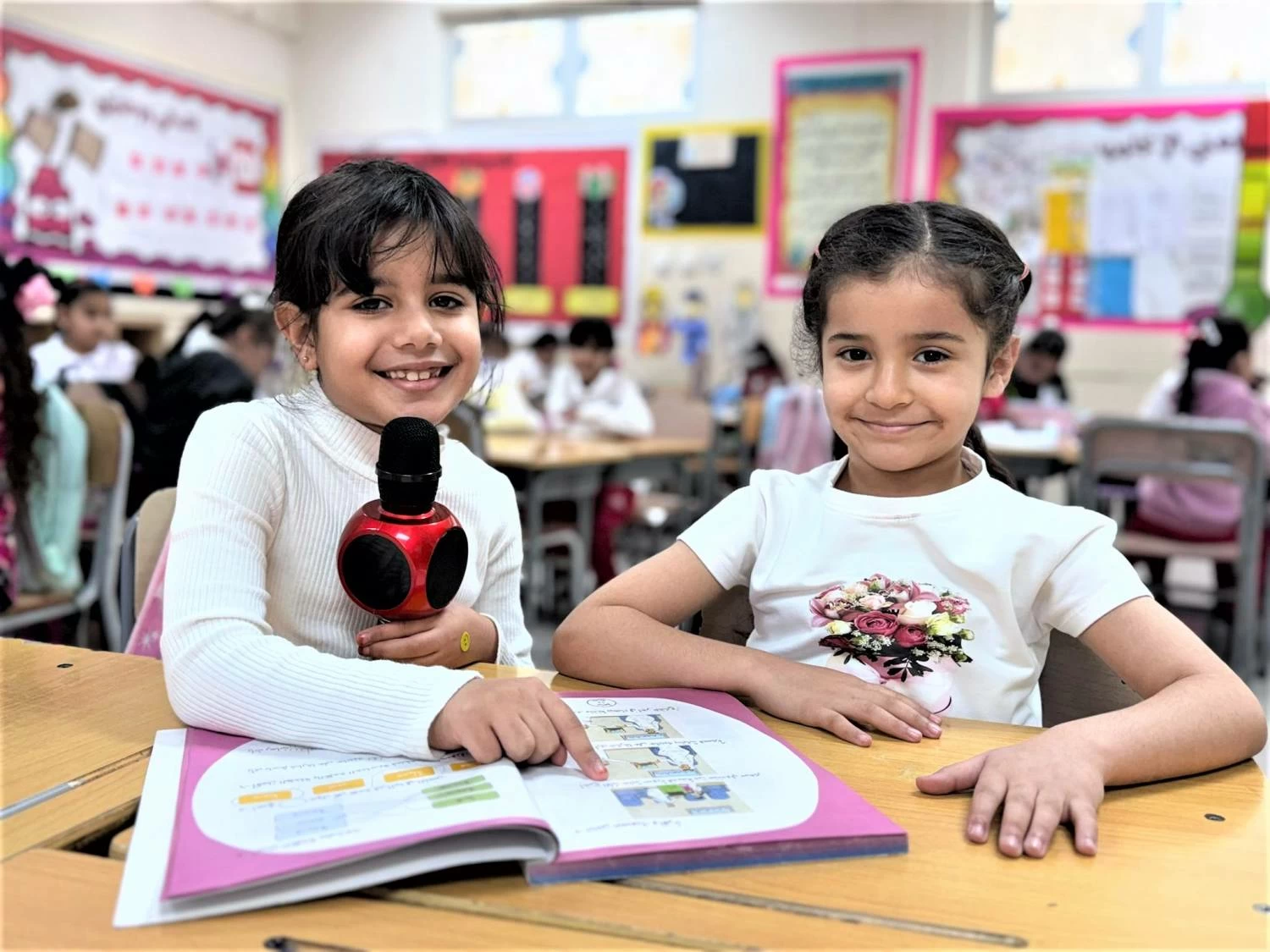 (جمانة) تساعد صديقتها (نبراس) على تجاوز صعوبة السمع