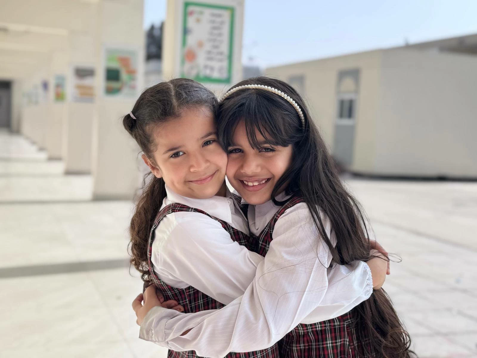 (جمانة) تساعد صديقتها (نبراس) على تجاوز صعوبة السمع