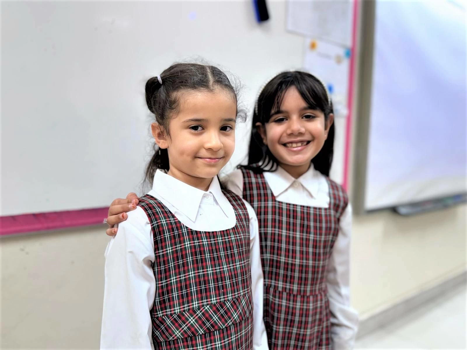 (جمانة) تساعد صديقتها (نبراس) على تجاوز صعوبة السمع