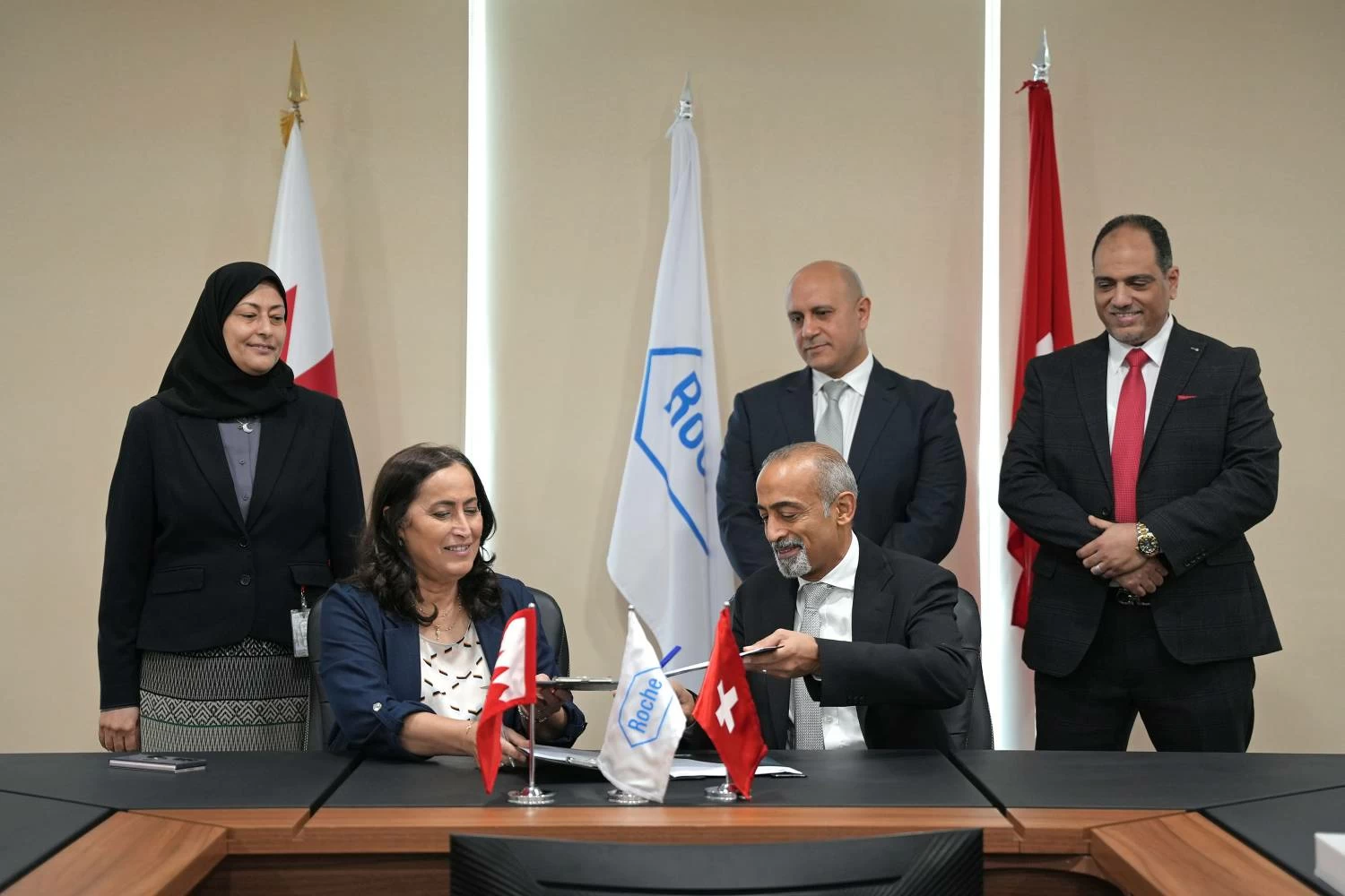 المستشفيات الحكومية وشركة &ldquo;روش&rdquo; المحدودة توقعان مذكرة تفاهم لتعزيز التعاون في عدد من التخصصات الطبية