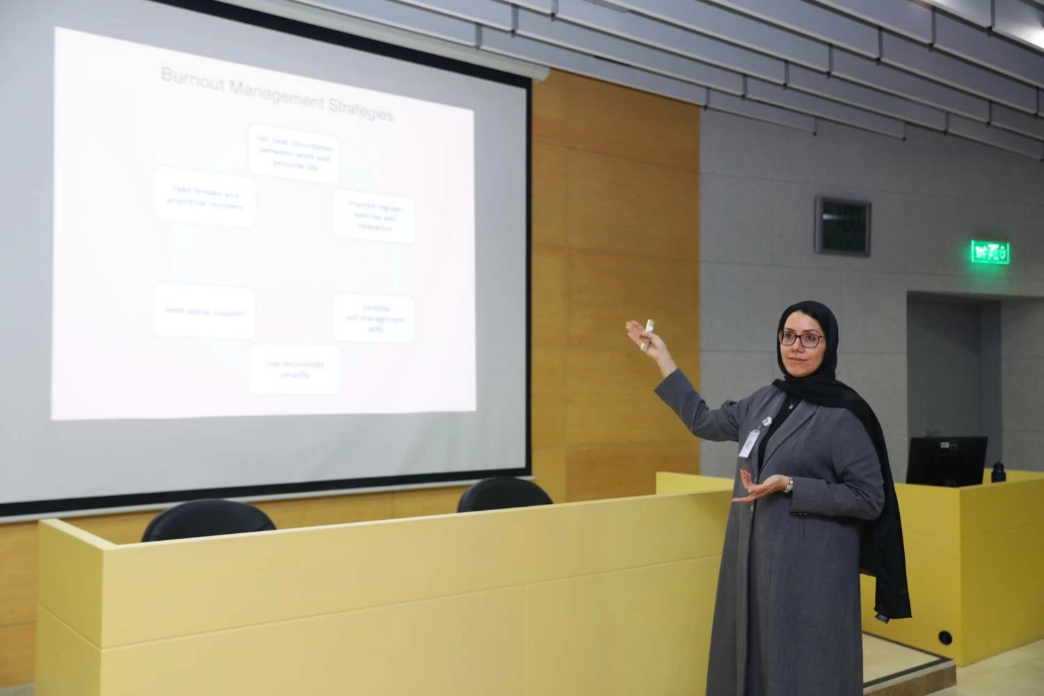 ختام ورشة "استراتيجيات العناية الذاتية لتعزيز الأداء الوظيفي" بجامعة الخليج العربي