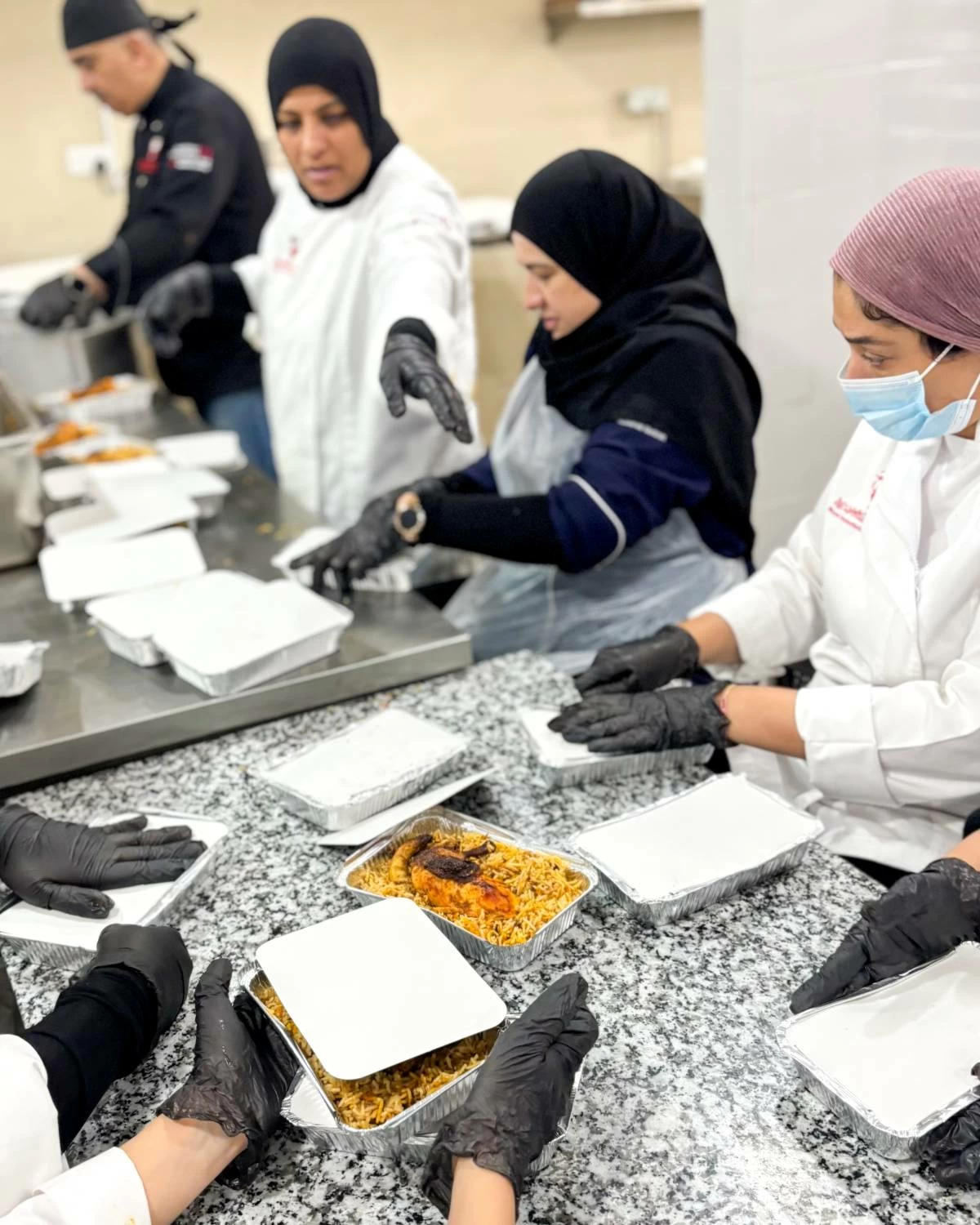 نتاج خير البحرين يطلق مبادرة إفطار صائم ويوزع ألف وجبة يوميًا