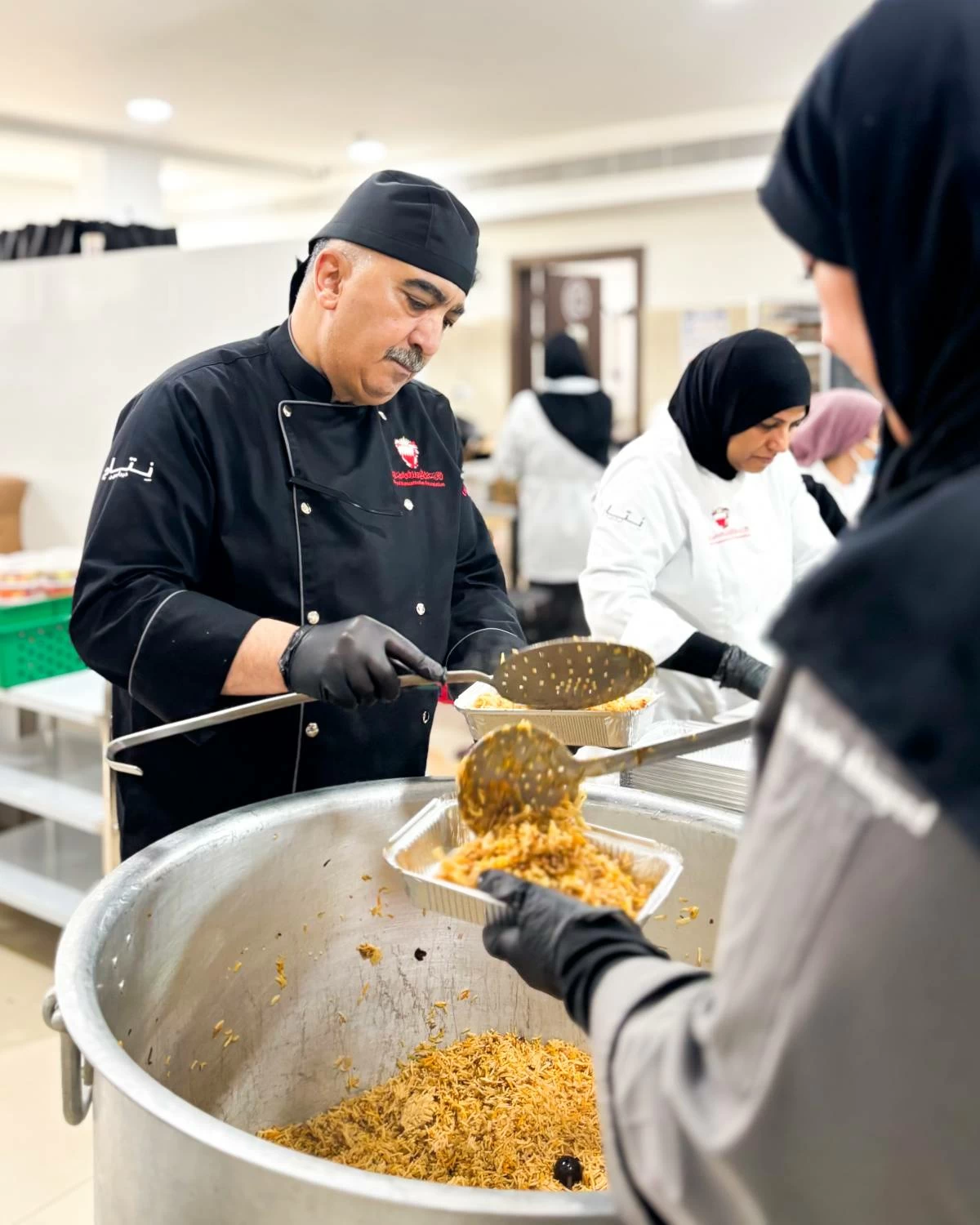 نتاج خير البحرين يطلق مبادرة إفطار صائم ويوزع ألف وجبة يوميًا