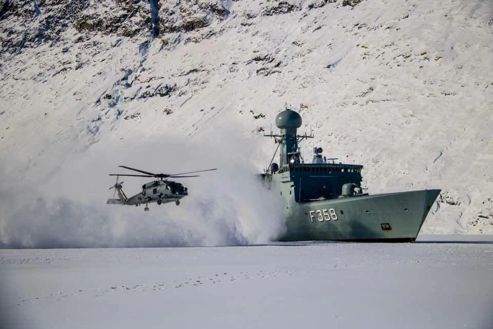 الجيش الدنماركي يجلي أحد أفراد طاقم غواصة أمريكية