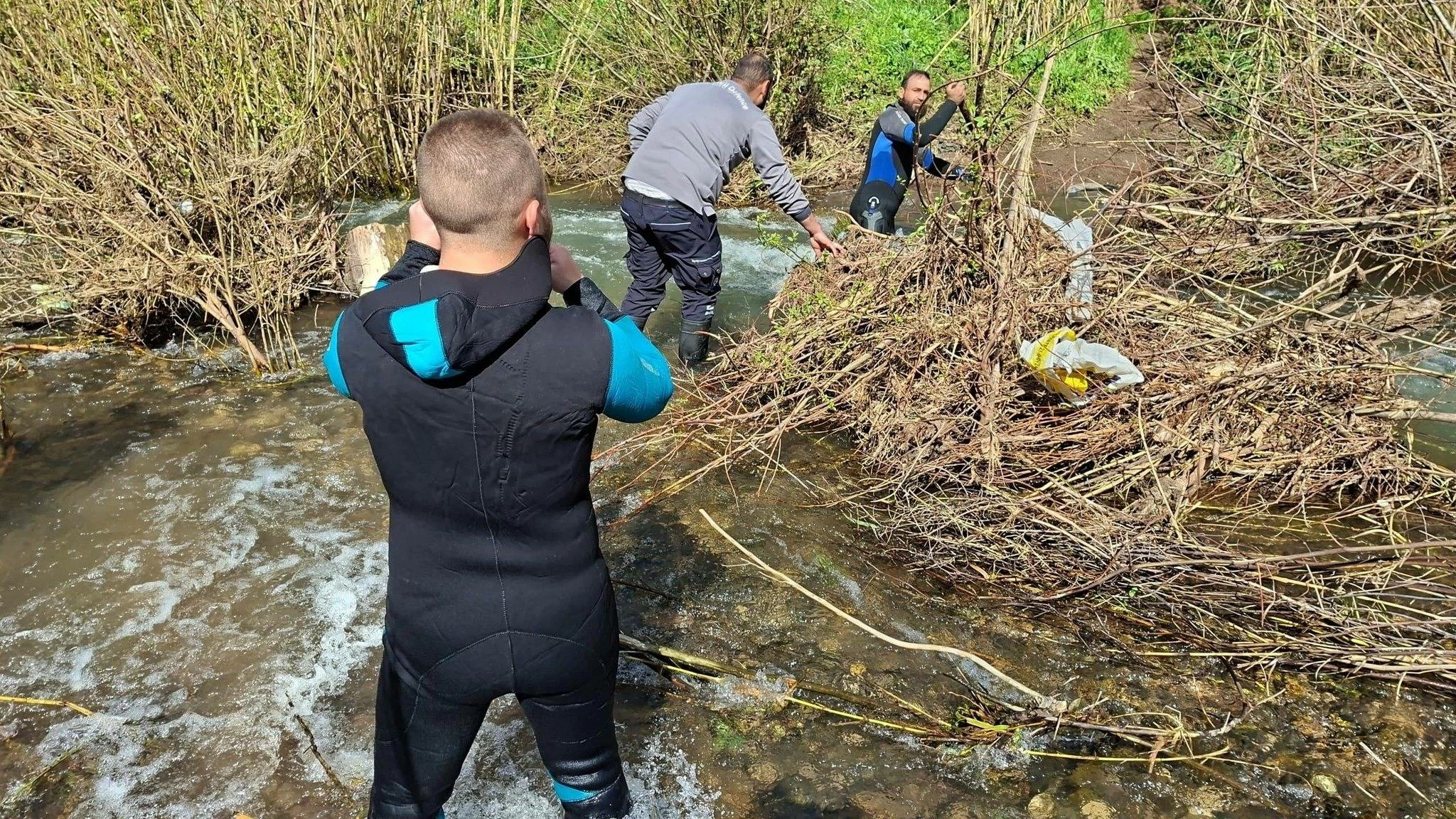 حادثة مروعة تهز سوريا.. غرق امرأة وطفلها أثناء محاولتهما عبور النهر الكبير في حمص (صور)
