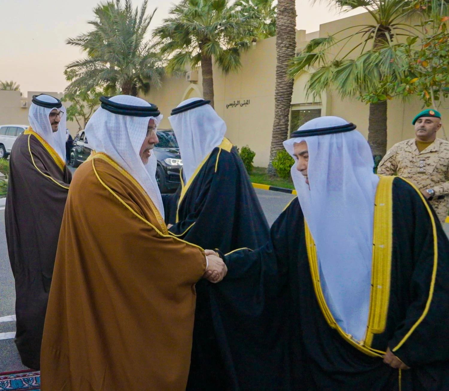 نائب الملك ولي العهد يؤكد اعتزازه بالجهود الوطنية الصادقة التي يبذلها منتسبو قوة دفاع