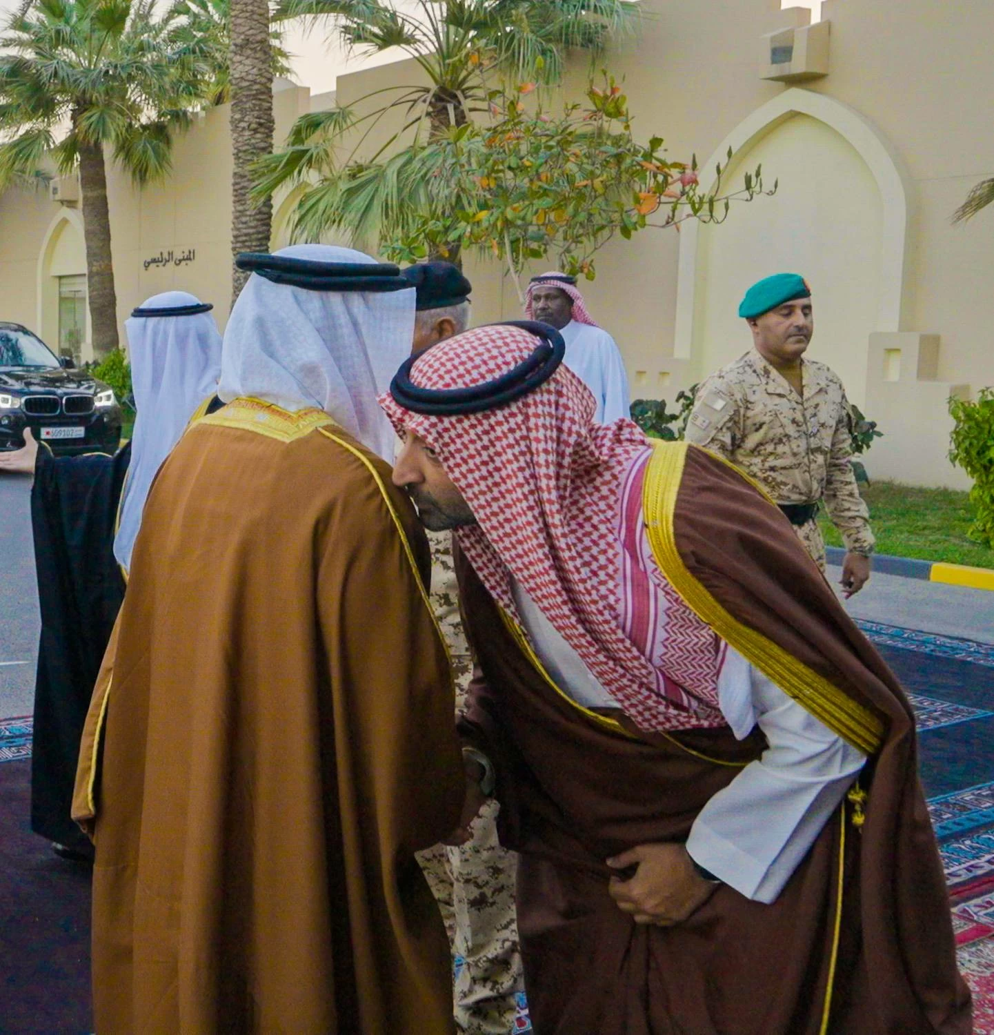 نائب الملك ولي العهد يؤكد اعتزازه بالجهود الوطنية الصادقة التي يبذلها منتسبو قوة دفاع