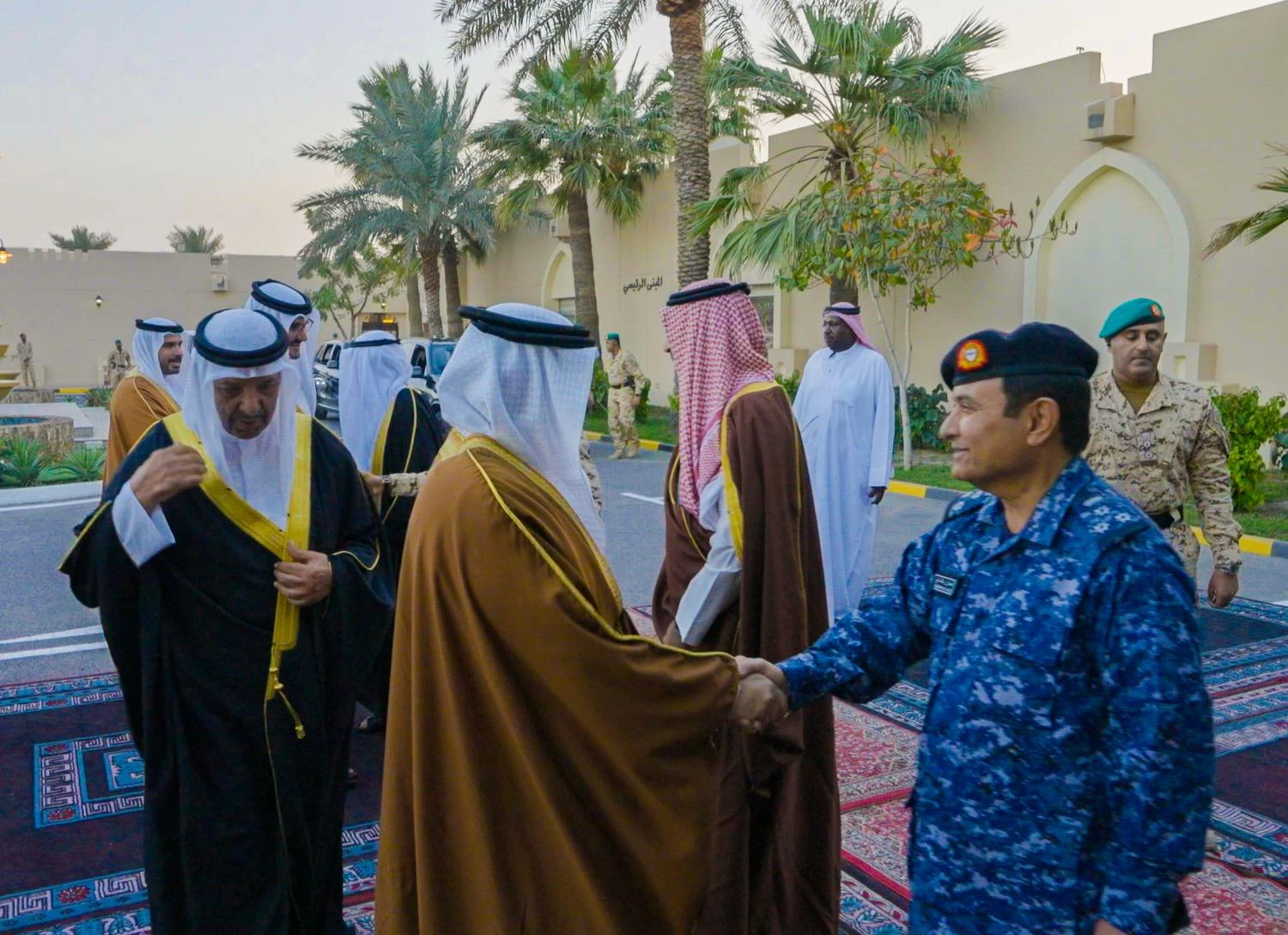 نائب الملك ولي العهد يؤكد اعتزازه بالجهود الوطنية الصادقة التي يبذلها منتسبو قوة دفاع