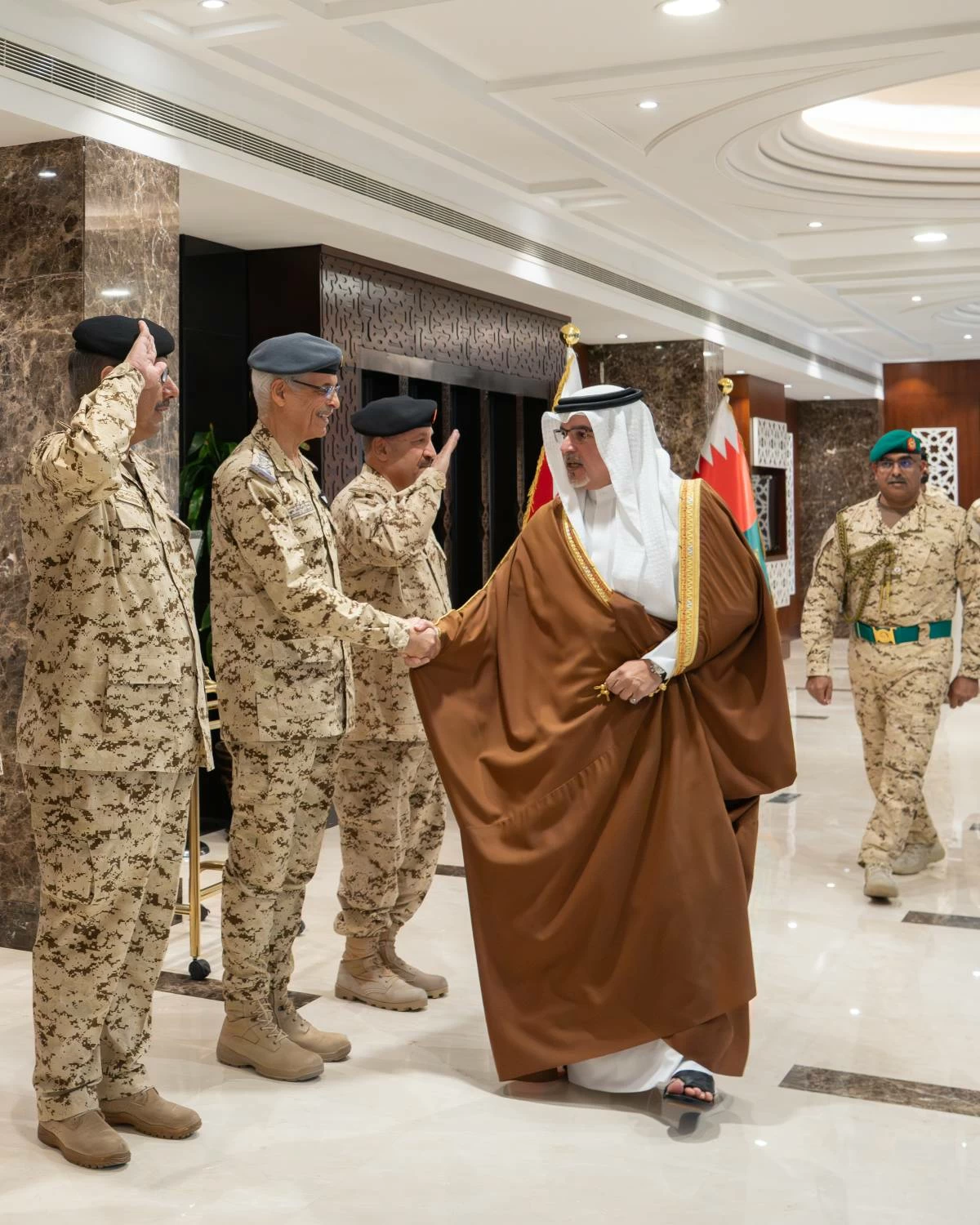 نائب الملك ولي العهد يؤكد اعتزازه بالجهود الوطنية الصادقة التي يبذلها منتسبو قوة دفاع