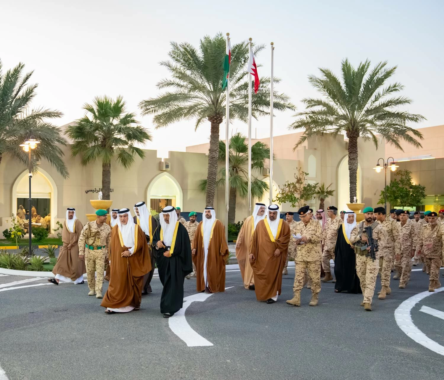 نائب الملك ولي العهد يؤكد اعتزازه بالجهود الوطنية الصادقة التي يبذلها منتسبو قوة دفاع