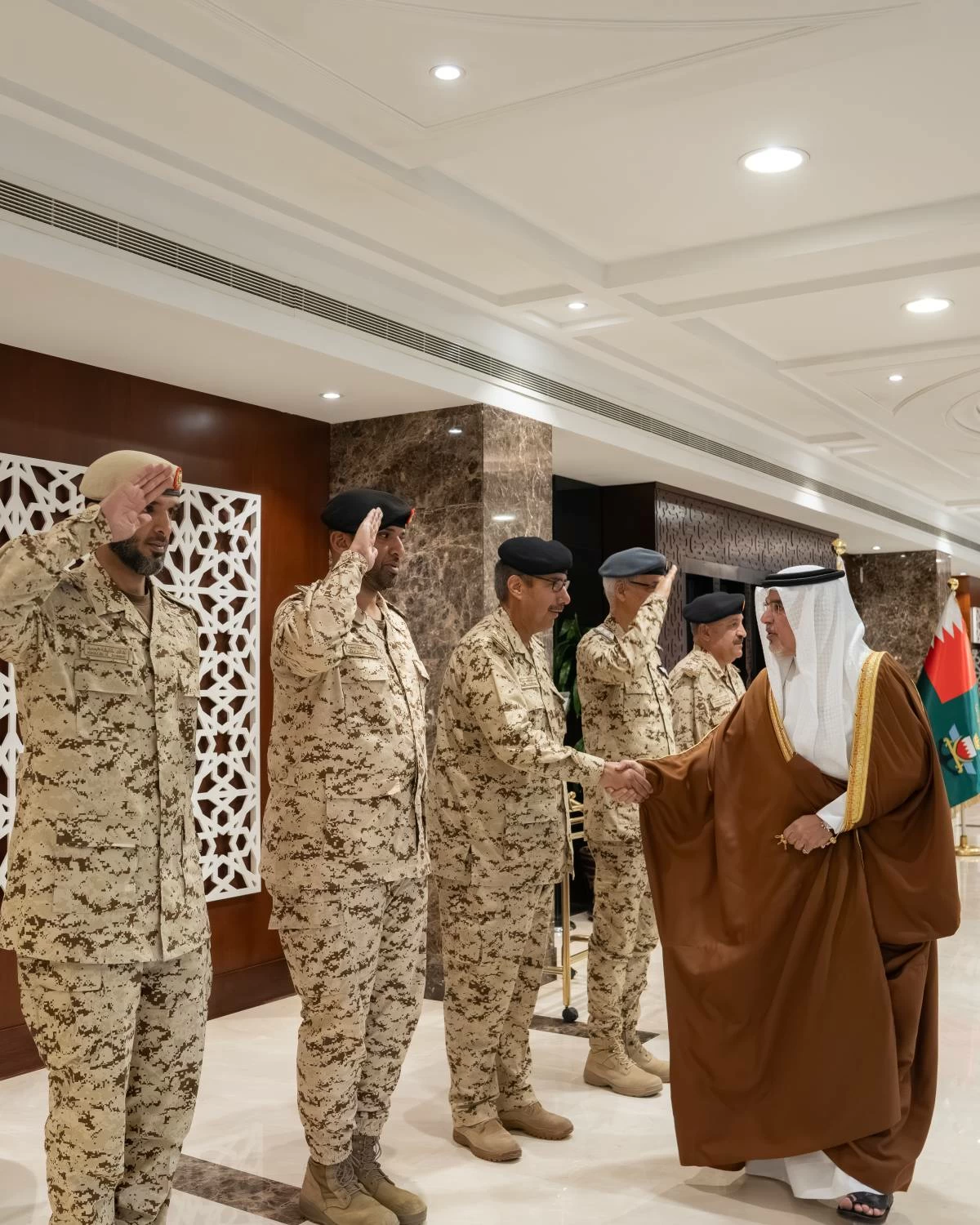 نائب الملك ولي العهد يؤكد اعتزازه بالجهود الوطنية الصادقة التي يبذلها منتسبو قوة دفاع