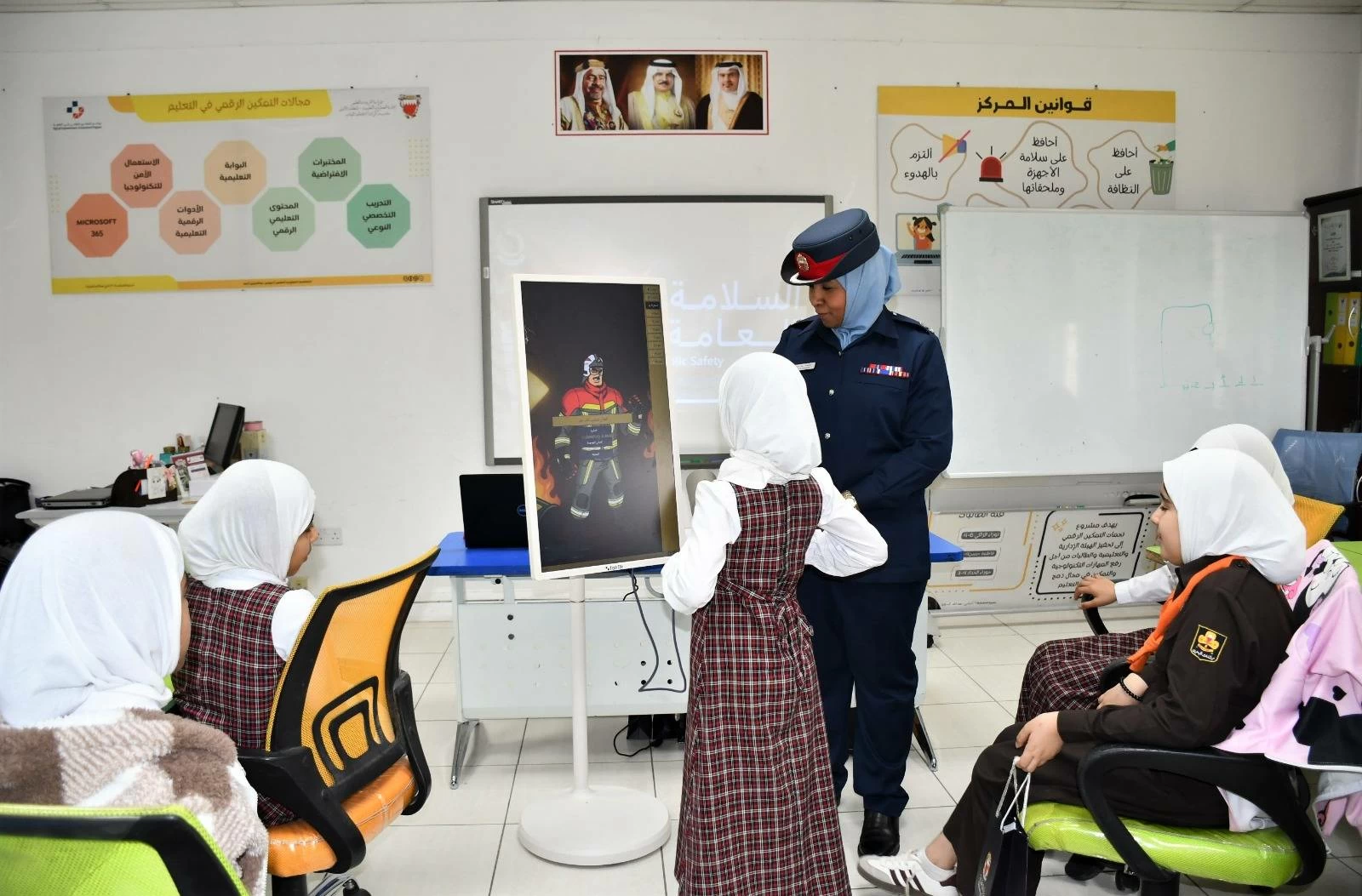 &laquo;الدفاع المدني&raquo; تنظم محاضرات وتطبيقات عملية في مجال السلامة العامة