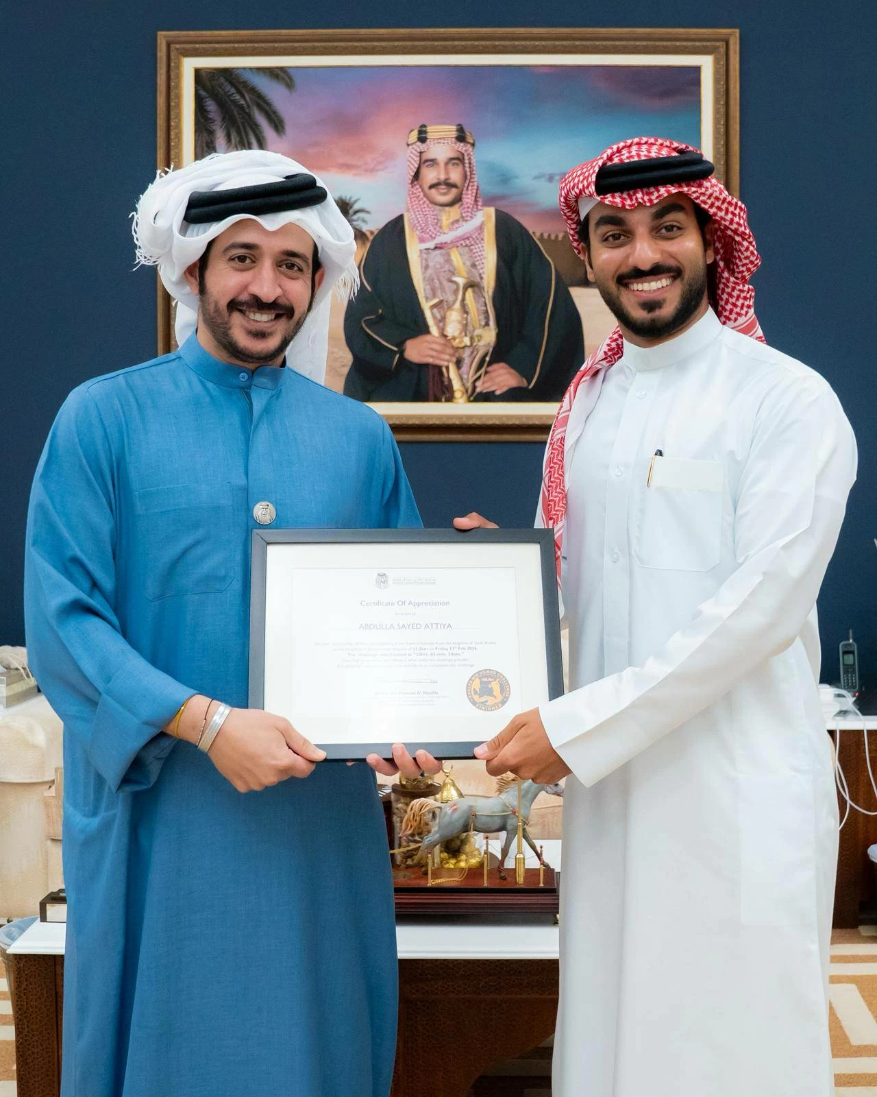 خالد بن حمد يستقبل فريق السباحة الذي خاض تحدي سموه لمسافة 44.5 كيلومتر