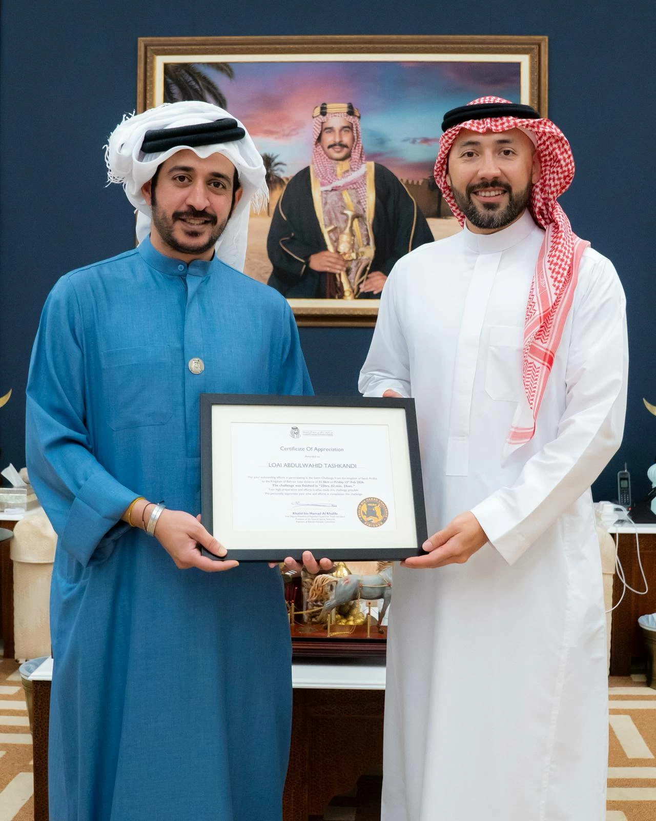 خالد بن حمد يستقبل فريق السباحة الذي خاض تحدي سموه لمسافة 44.5 كيلومتر