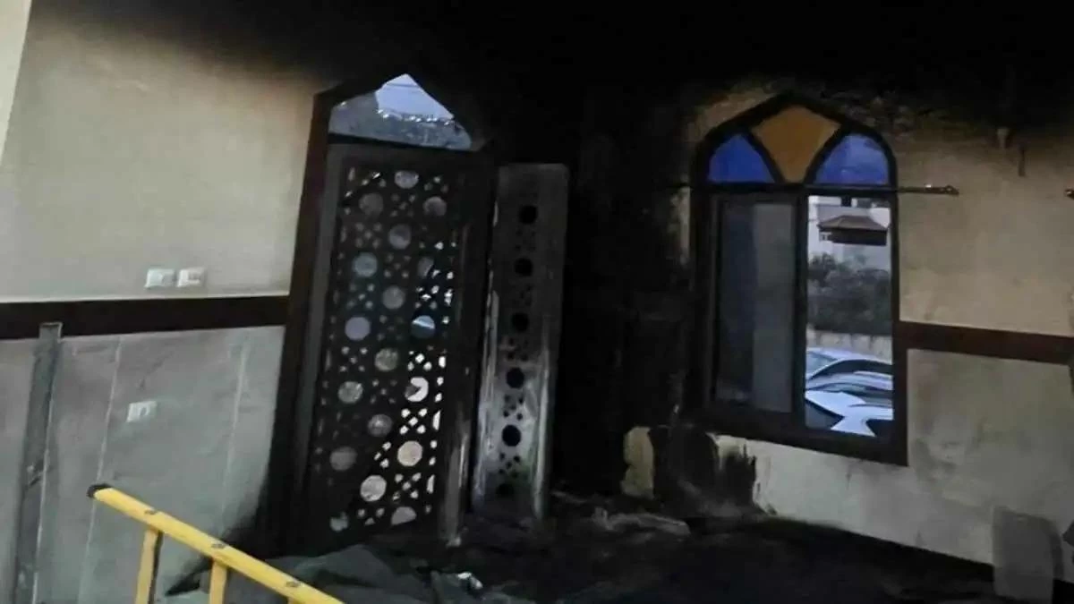 مستوطنون يحرقون مسجداً غرب نابلس (فيديو وصور)