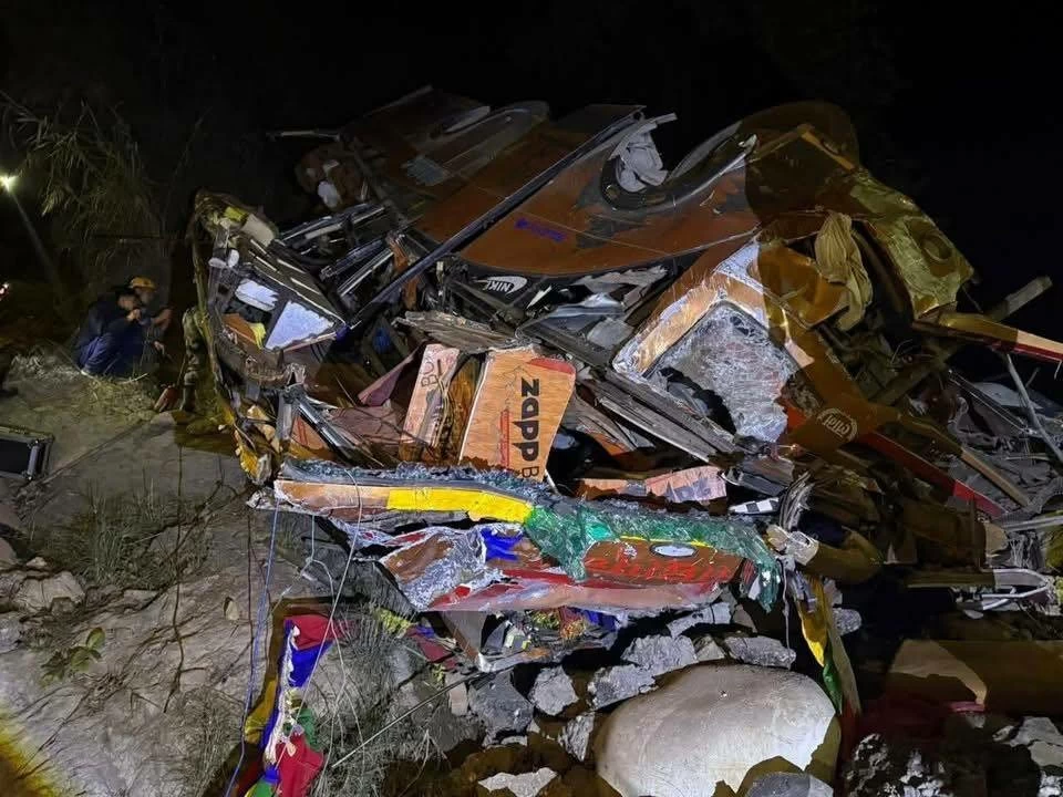 19 قتيلا بحادث حافلة مآساوي في جبال نيبال (فيديو)