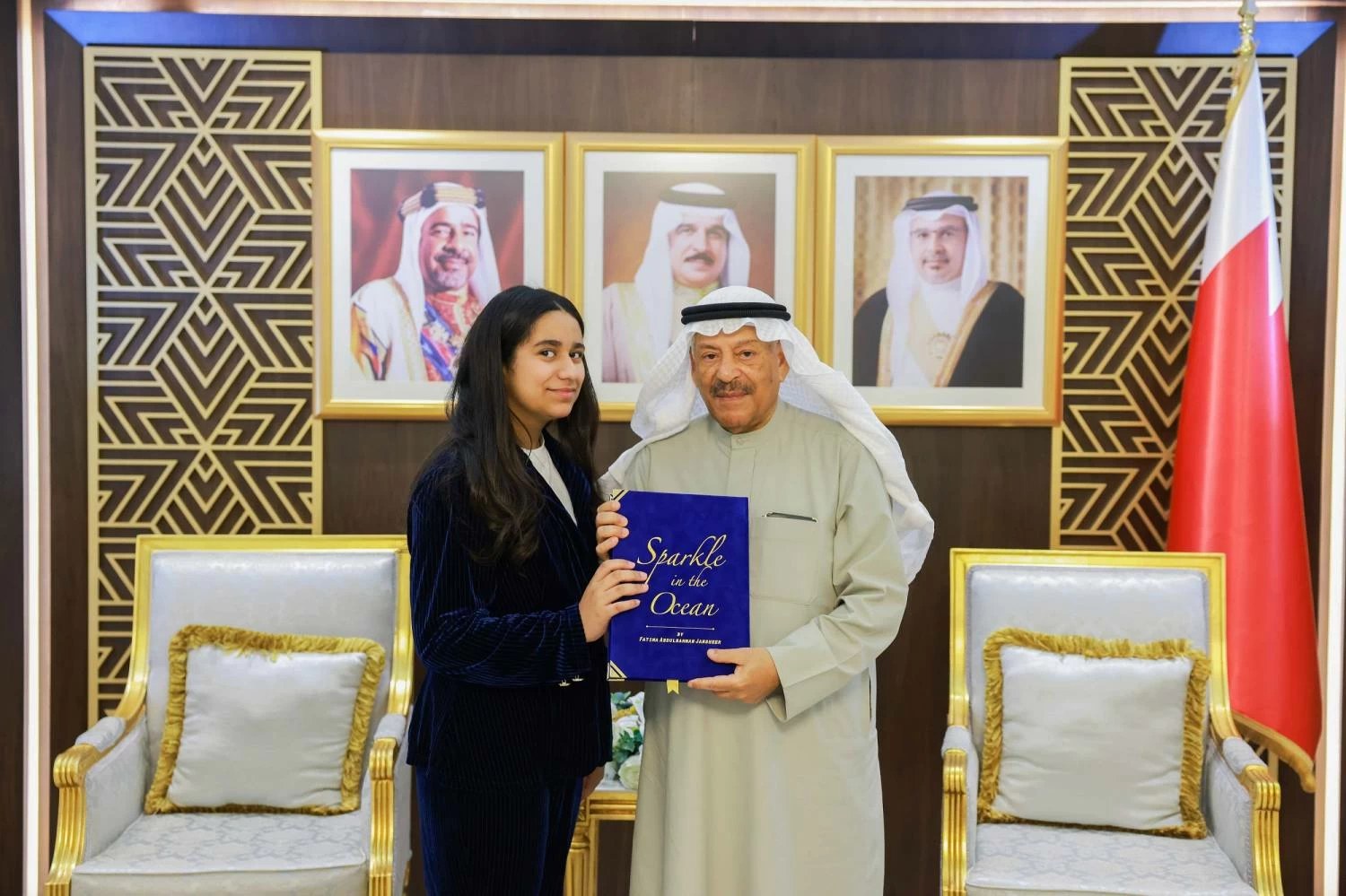 رئيس مجلس الشورى يتسلَّم نسخة من كتاب "بريق في المحيط" من الطالبة فاطمة جمشير