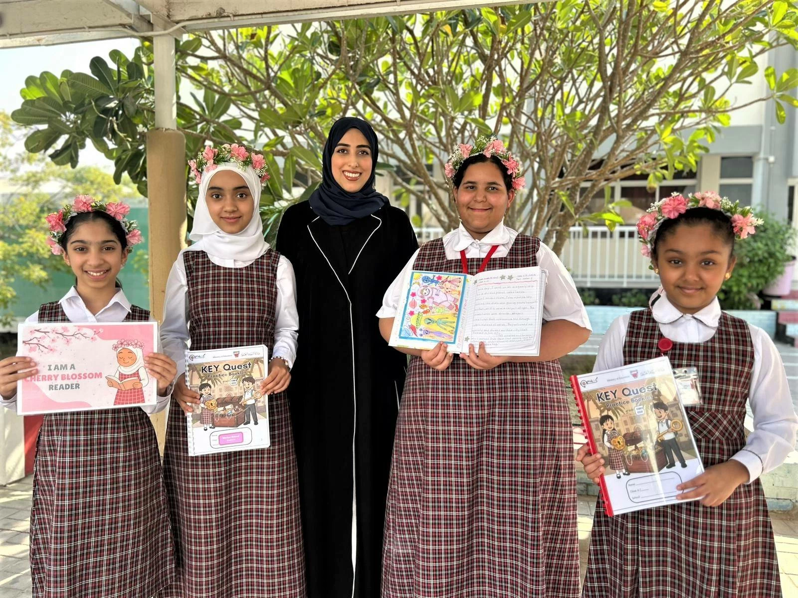 المعلمة لمياء الفليج تقود طالباتها للتميز في اللغة الإنجليزية