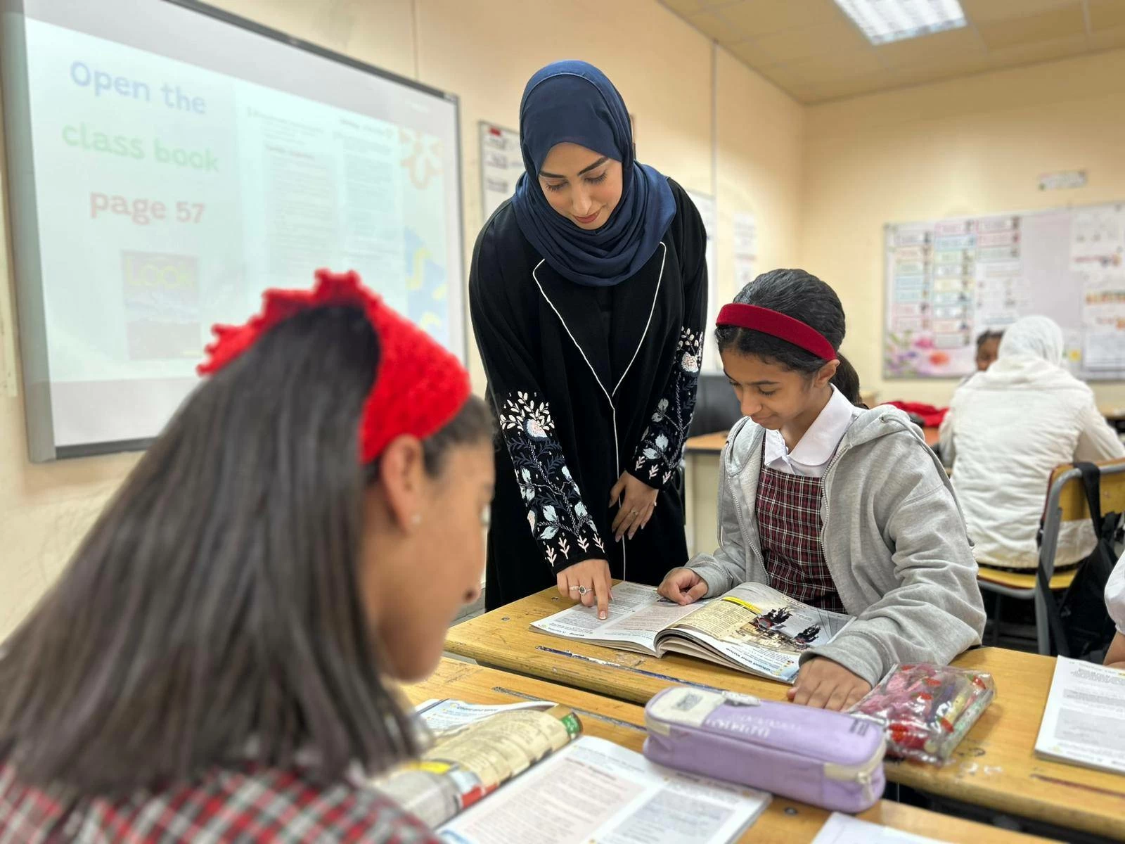 المعلمة لمياء الفليج تقود طالباتها للتميز في اللغة الإنجليزية