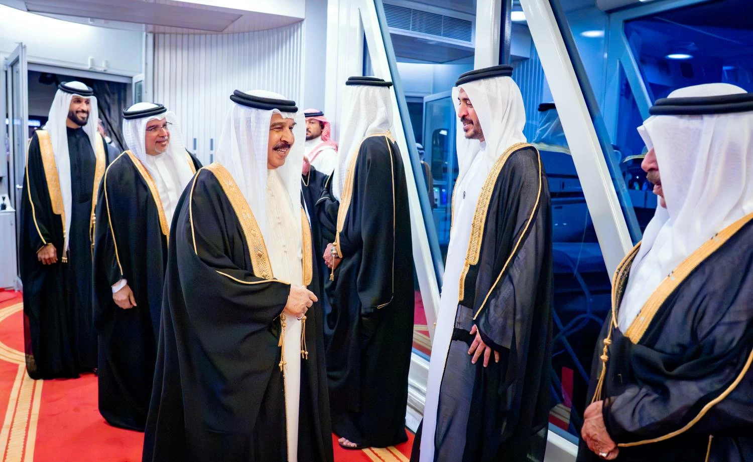 الملك المعظم يعود إلى أرض الوطن بعد مشاركة جلالته في اجتماع مجلس السلام