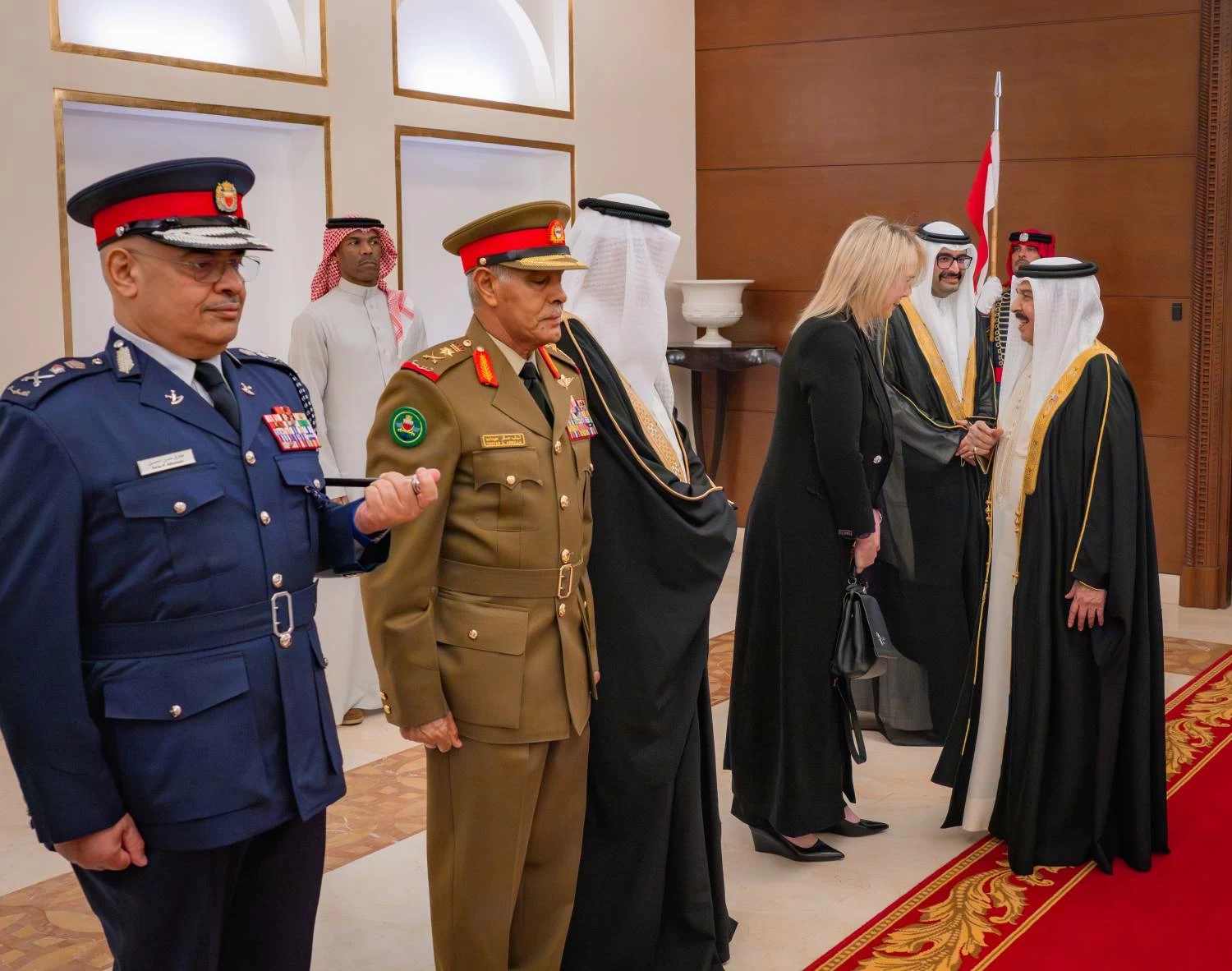 الملك المعظم يعود إلى أرض الوطن بعد مشاركة جلالته في اجتماع مجلس السلام