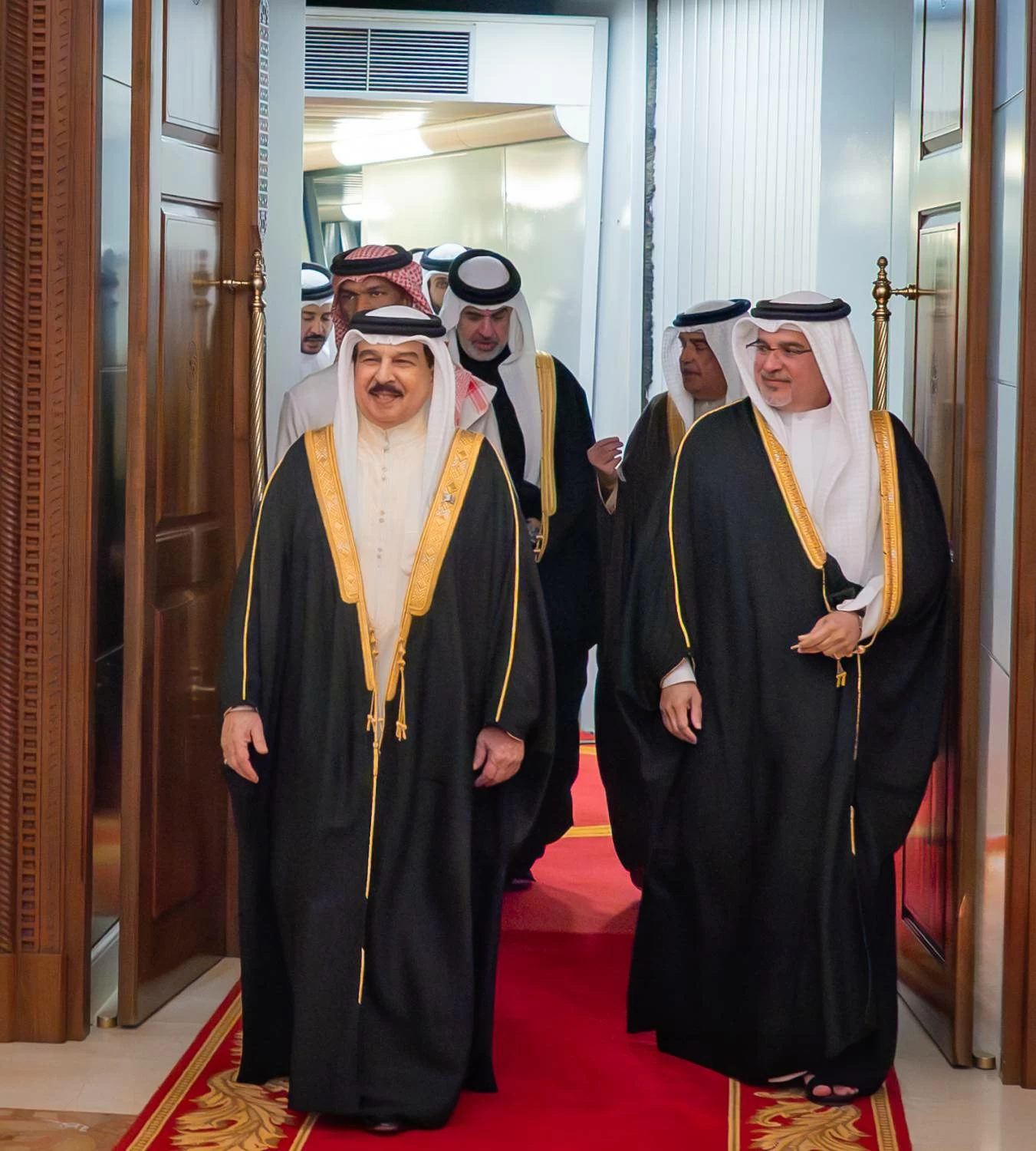 الملك المعظم يعود إلى أرض الوطن بعد مشاركة جلالته في اجتماع مجلس السلام