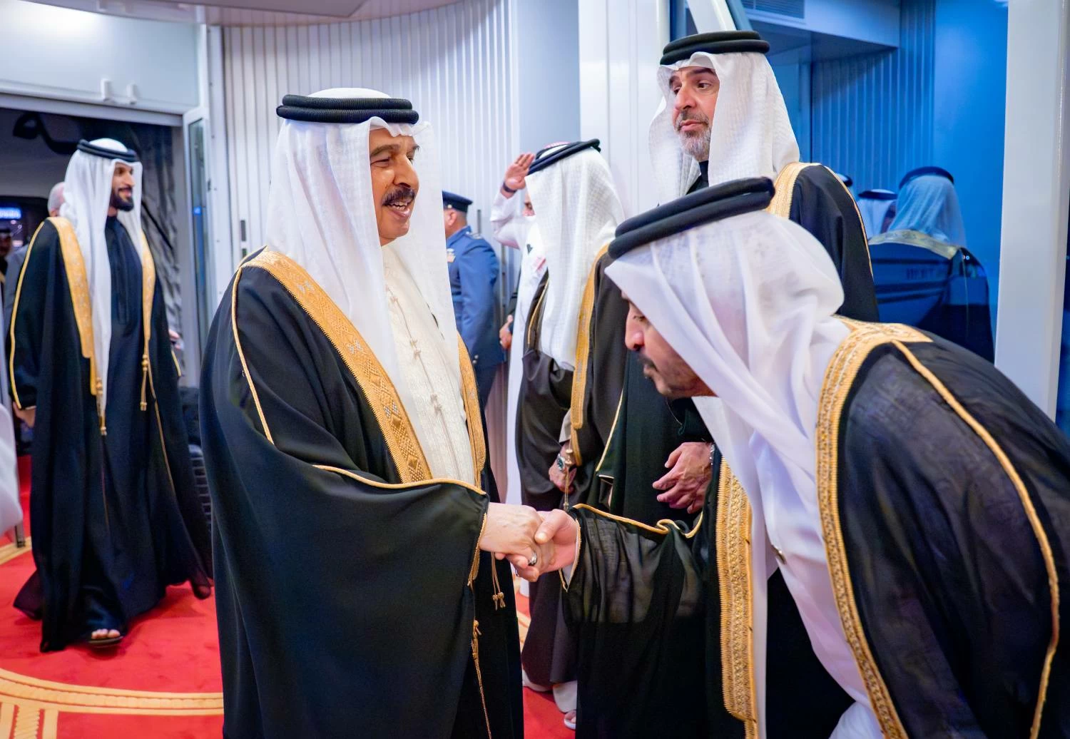 الملك المعظم يعود إلى أرض الوطن بعد مشاركة جلالته في اجتماع مجلس السلام