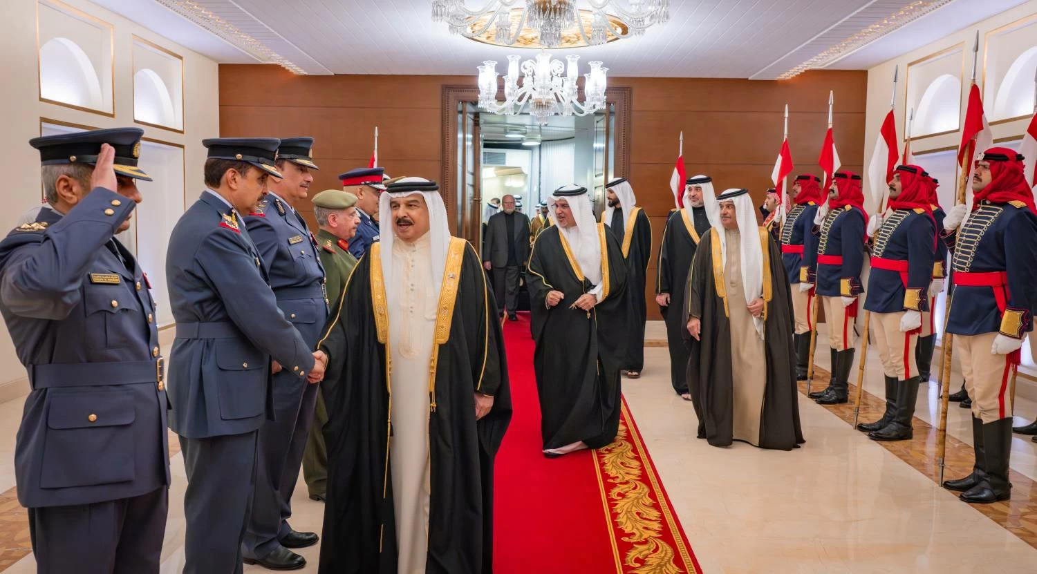 الملك المعظم يعود إلى أرض الوطن بعد مشاركة جلالته في اجتماع مجلس السلام