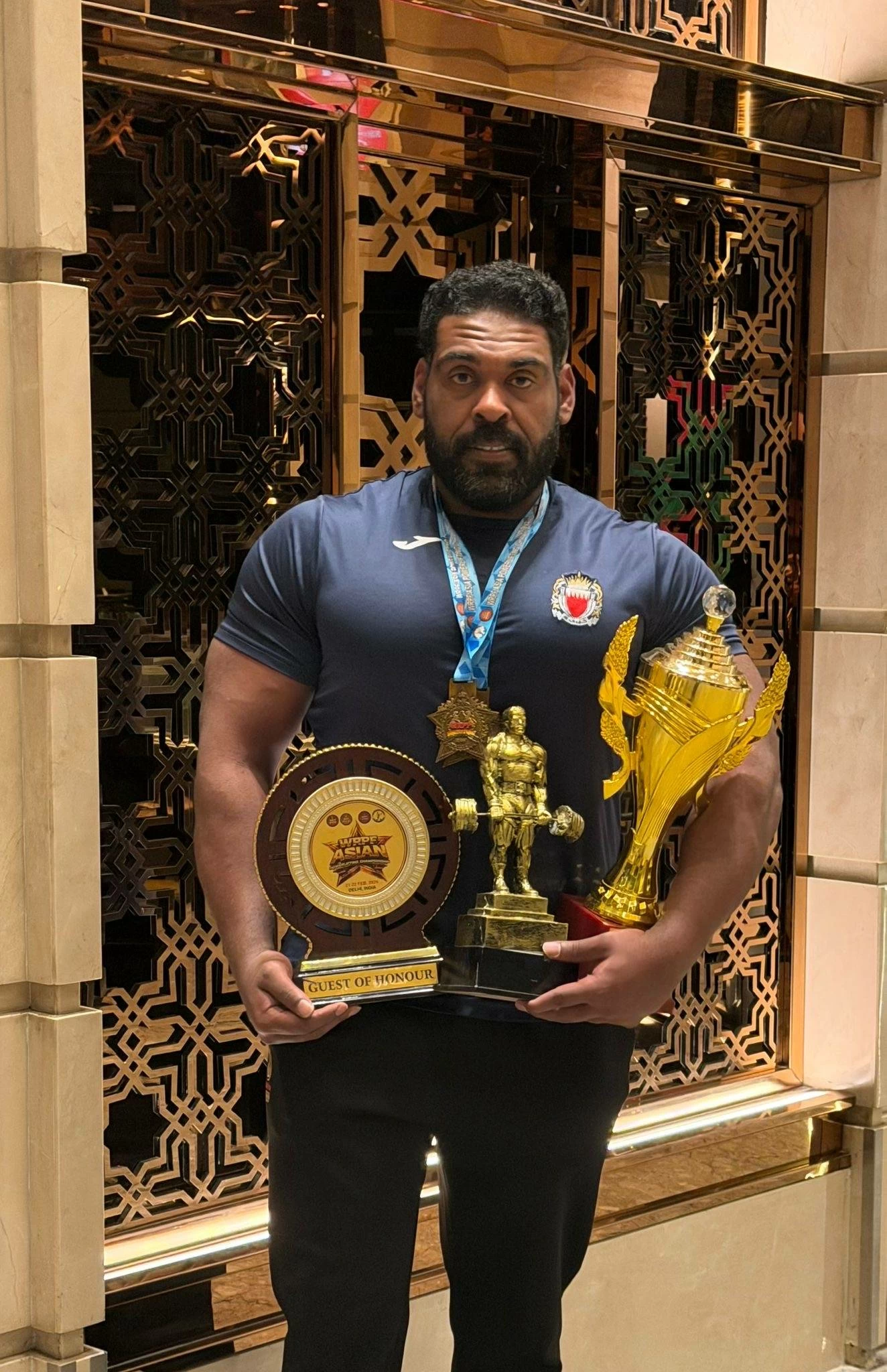 لاعب فريق وزارة الداخلية للقوة البدنية يحقق كأس بطل أبطال البنج في بطولة آسيا للبنج