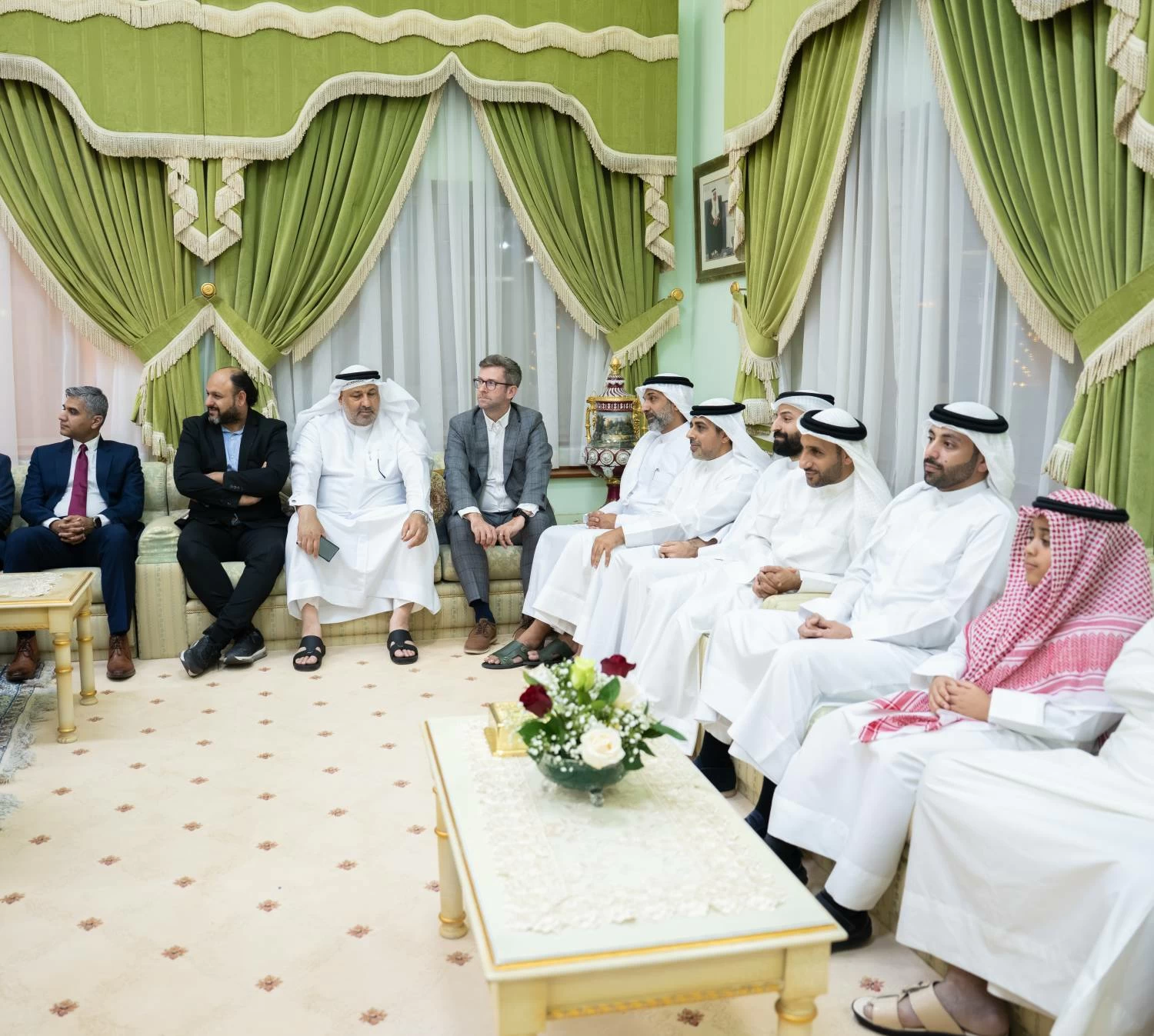 ولي العهد رئيس الوزراء يزور عدد من المجالس الرمضانية