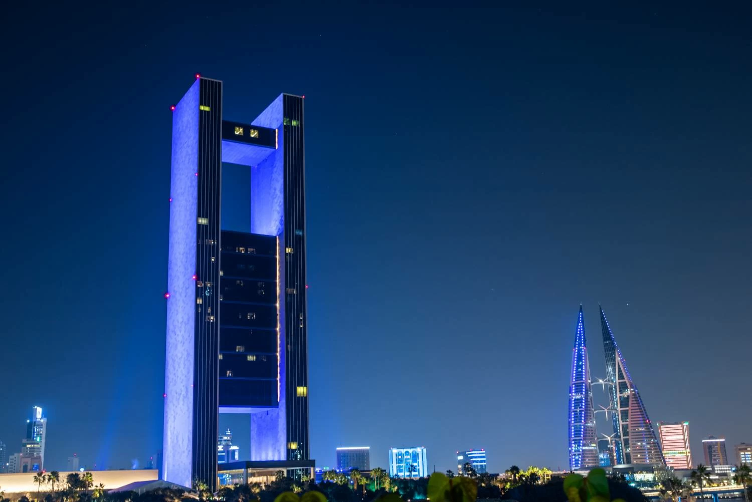 معالم ومباني مملكة البحرين الرئيسية تتشح باللون الأزرق احتفاءً بالعيد الوطني لدولة الكويت