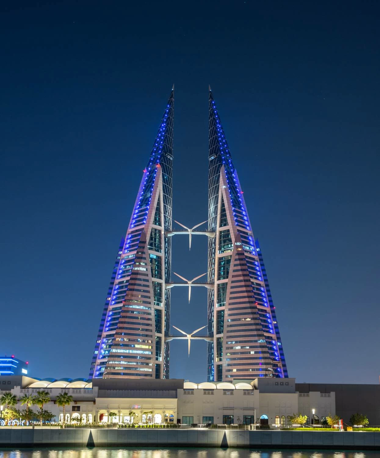 معالم ومباني مملكة البحرين الرئيسية تتشح باللون الأزرق احتفاءً بالعيد الوطني لدولة الكويت