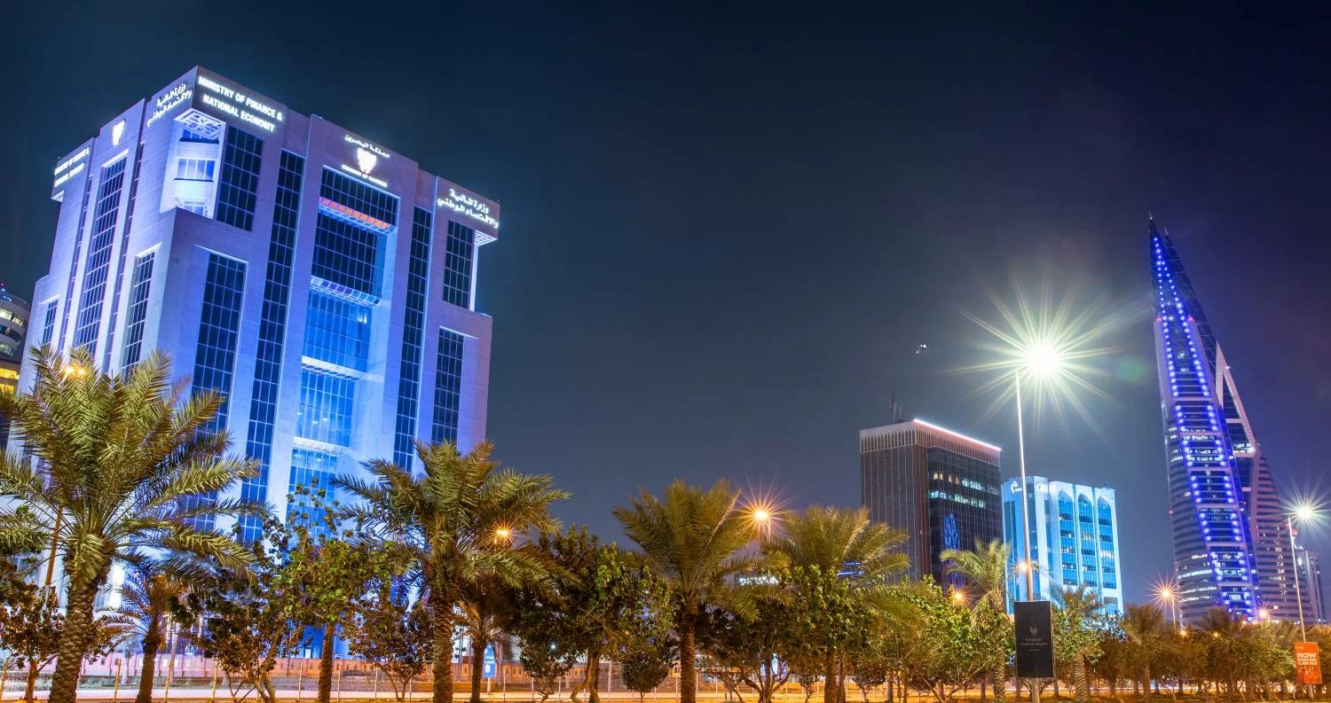 معالم ومباني مملكة البحرين الرئيسية تتشح باللون الأزرق احتفاءً بالعيد الوطني لدولة الكويت