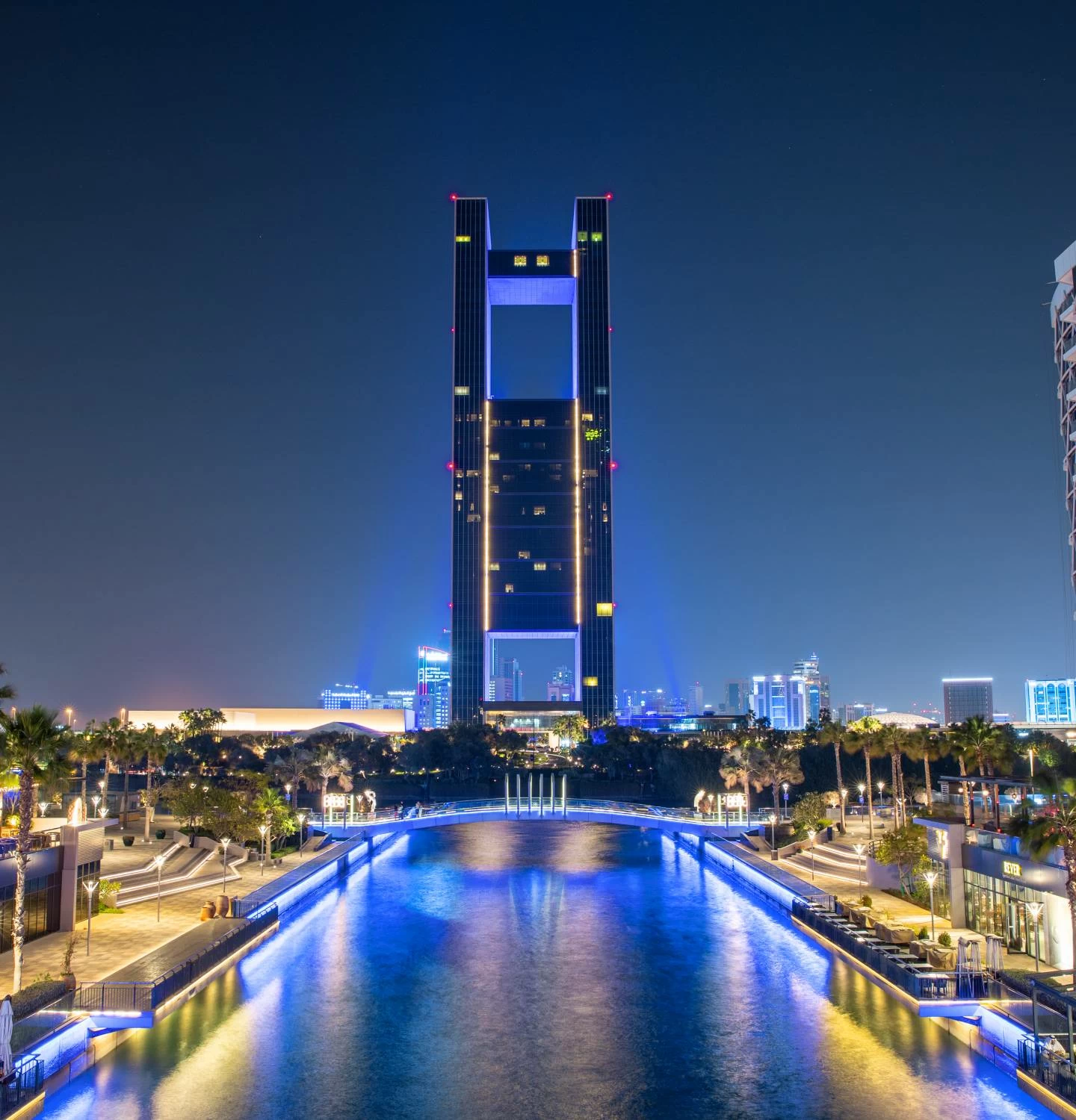 معالم ومباني مملكة البحرين الرئيسية تتشح باللون الأزرق احتفاءً بالعيد الوطني لدولة الكويت