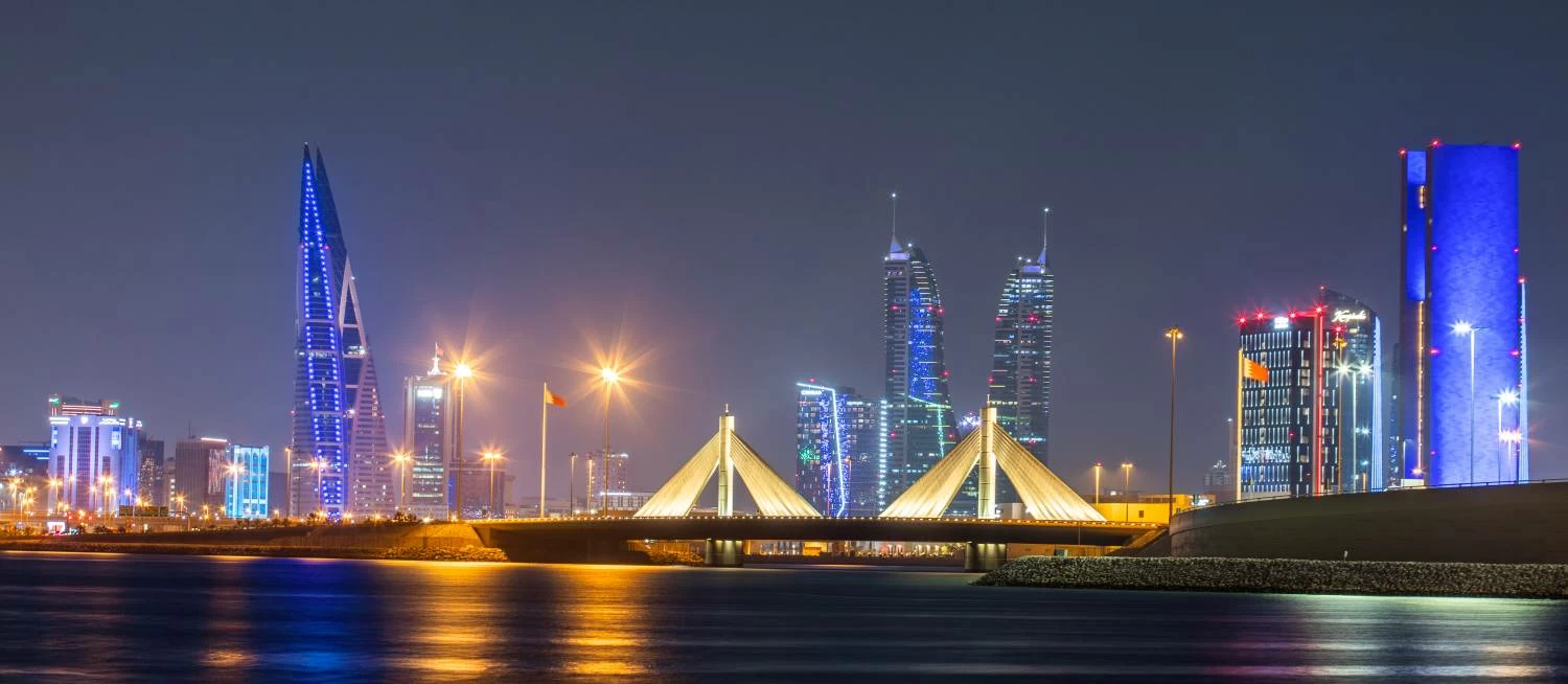 معالم ومباني مملكة البحرين الرئيسية تتشح باللون الأزرق احتفاءً بالعيد الوطني لدولة الكويت